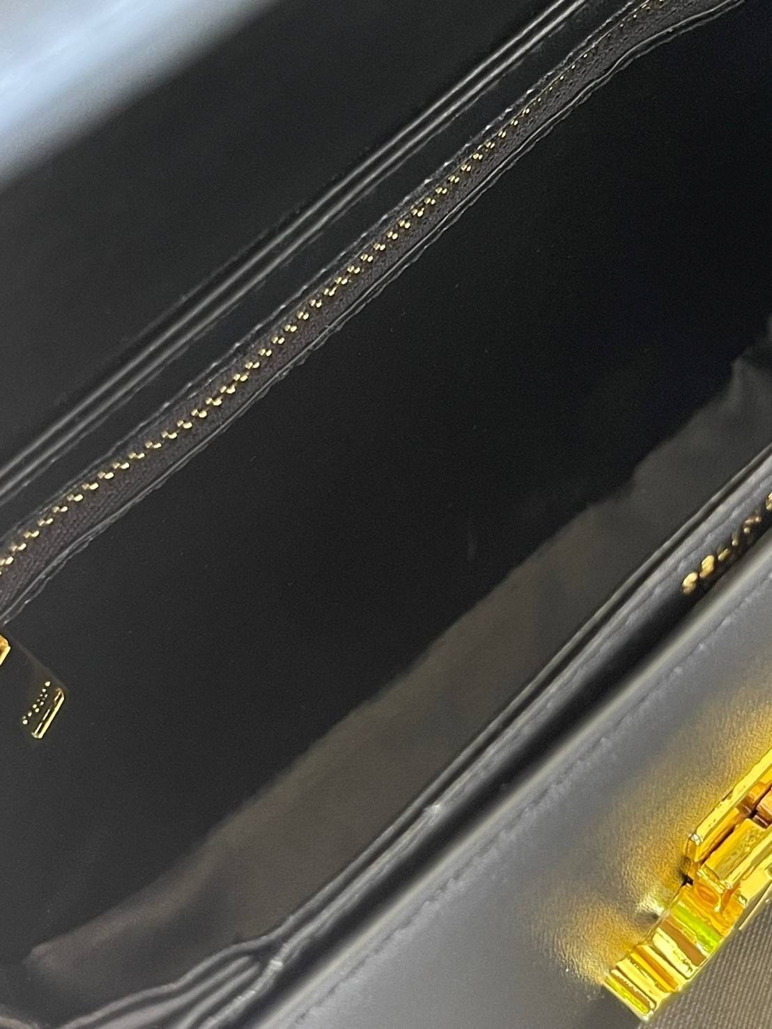 VIP 🥂 CELINE TEEN BESACE TRIOMPHE IN SHINY กระเป๋าสะพายคาดลำตัวรุ่นนี้นับว่าเป็นกระเป๋าอีกหนึ่งรุ่นในซีรีส์ Triomphe ที่ได้รับความนิยมอย่างมาก ด้วยรูปร่างทรงโค้งมนมีความคลาสสิกตามแบบฉบับของ Celine เพิ่มความหรูหราและโดดเด่นด้วยการตกแต่งด้วยโลโก้โลห