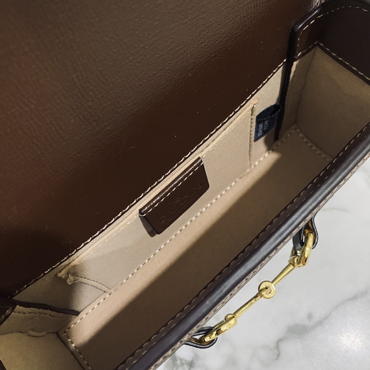 GUCCI Horsebit 1955 Mini Bag กระเป๋าสะพายทรงกล่องสวยอยู่ทรง ใส่โทรศัพท์หรือของใช้เล็กน้อยได้อย่างคล่องตัว แฝงความหรูราคาดีงามจัดมาให้พร้อม box set เป็นใบที่จะหยิบใช้ได้บ่อยๆ ด้วยขนาดกำลังดีใบนี้เอาอยู่เลยค่ะ