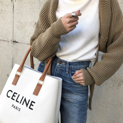 CELINE TOTE BAG กระเป๋าสะพายใบใหญ่ shopping bag ผ้าแคนวาสสายหนังสวยโทนสีคลาสสิค วัสดุ Canvas & Grained cowhide ดีไซน์ทรง Shopping ขนาดใหญ่กำลังดี เนื้อหนาแข็งแรง น้ำหนักเบา โดดเด่นที่ห้อยTagแม่กุญแจอะไหล่ทองสามารถใช้ล๊อคซิปด้านในได้ หูจับหนังสะพายไหล่ได้ 