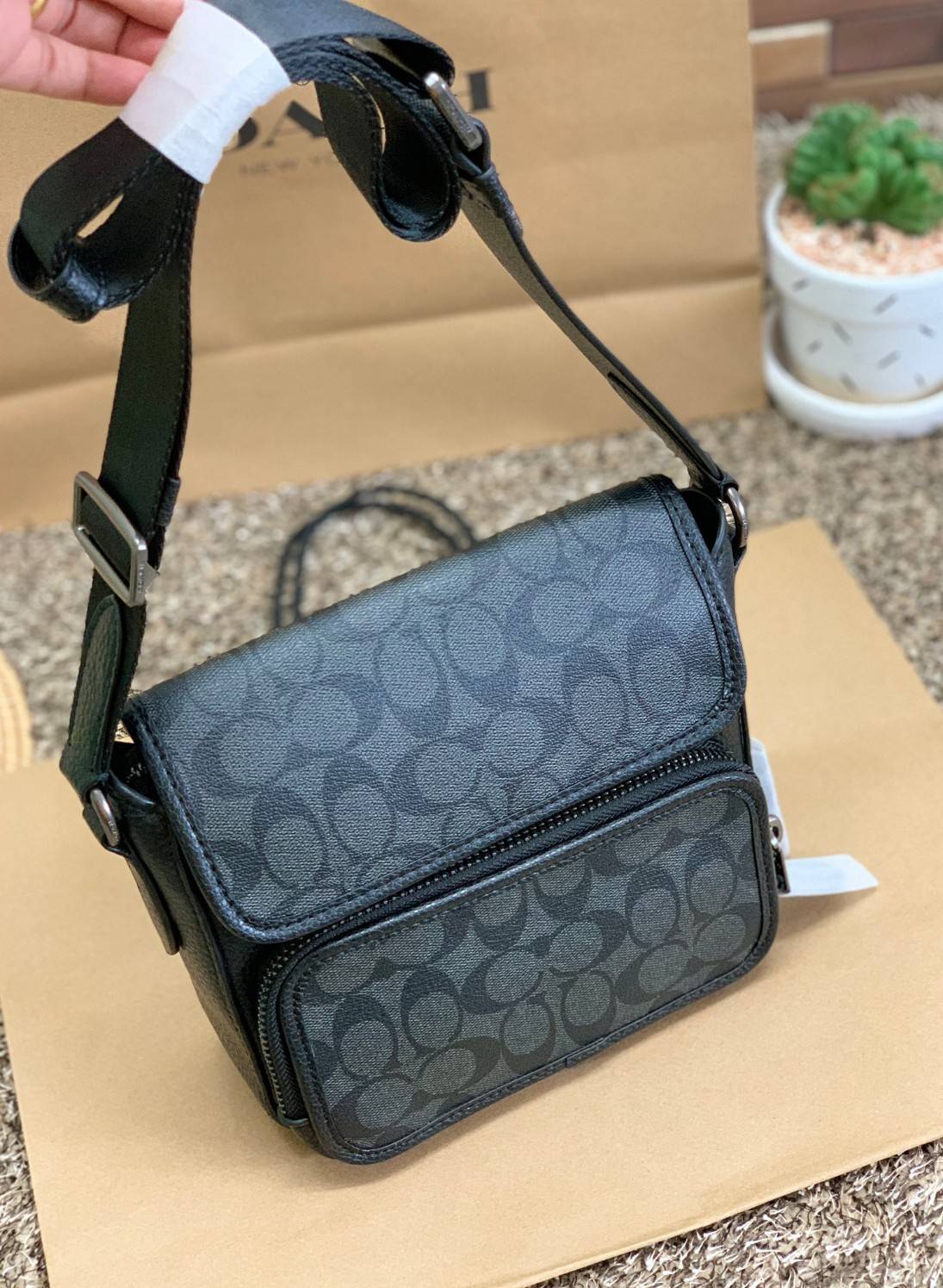 COACH SULLIVAN FLAP CROSSBODY IN SIGNATURE ((C9870)) ความเท๋ ความหล่อ ยกให้รุ่นนี้เลยค่าา พร้อมส่งก่อนใคร! ทรง สวยเก๋ กระเป๋าสะพายแบบครอสบอดี้ร์ของคุณผู้ชายเค้าเลยค่ะ หนังแท้2แบบสวยงาม น่าใช้มากๆ