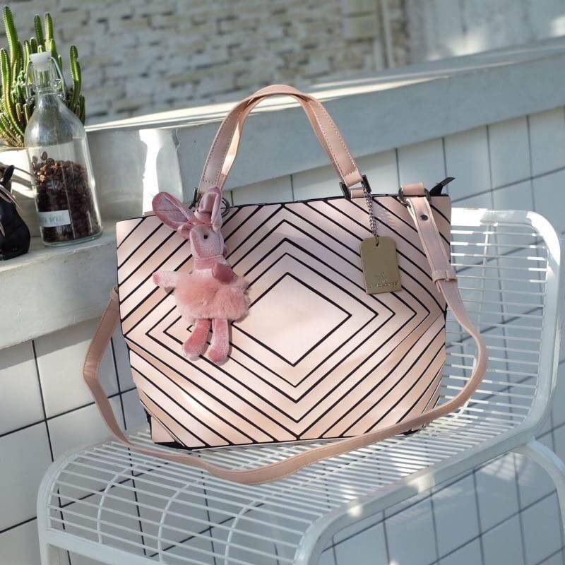 รุ่นขายดี Square shape ลาย Limited edition หายาก สวย modern มากค่า 👍ปรับทรงได้ 2 แบบ น่ารักมาก สี Rose morning สวยเข้ากับชุดง่ายมาก 💥💥น้ำหนักเบาเพียงแค่ 3.5 ขีดเท่านั้น !!!! รอบนี้ มาพร้อม Bunny 🐰 DV ขนฟู เพิ่มความน่าร้ากกก