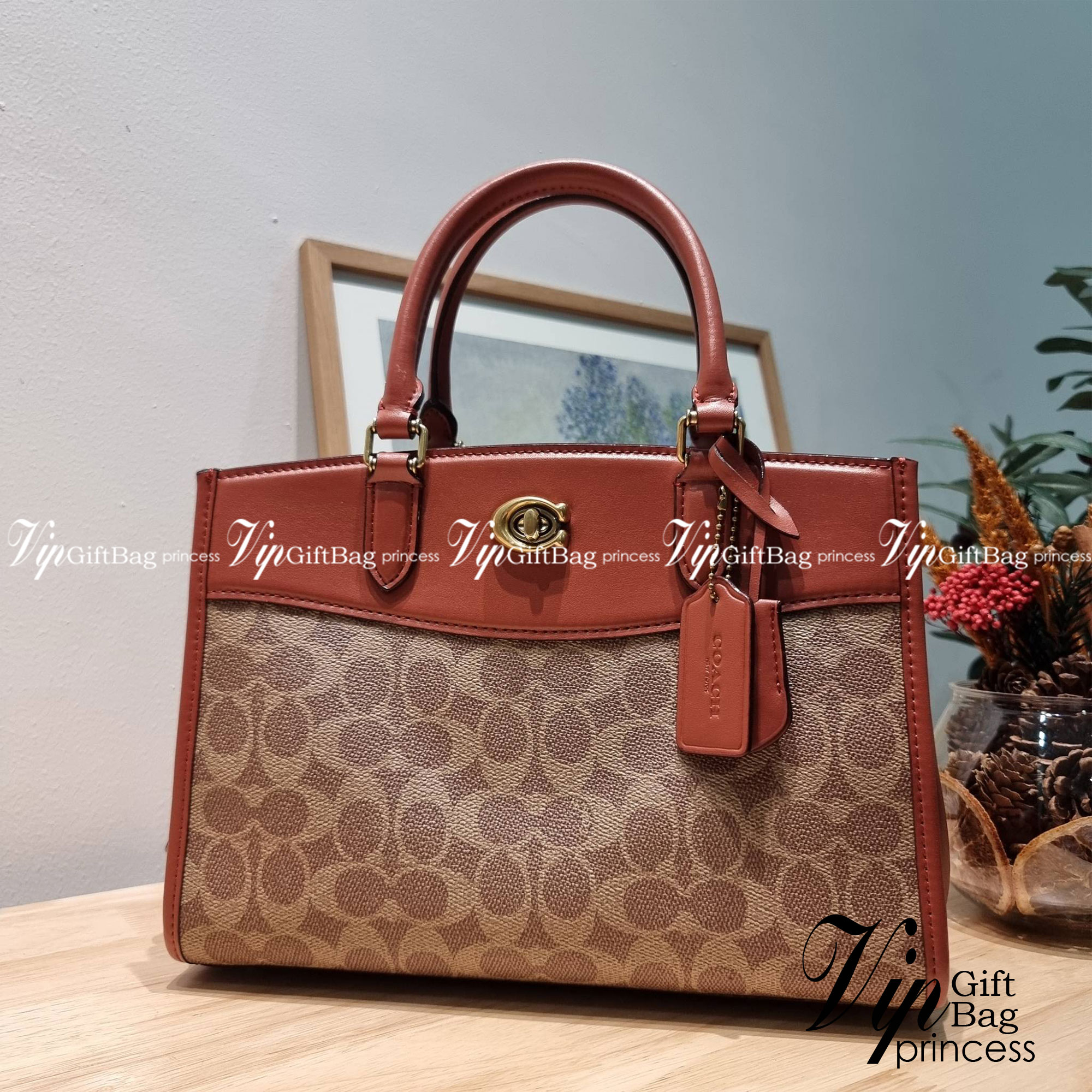 COACH brooke carryall in signature canvas CE733 ใหม่ล่าสุด อัพลุคคุณนายคุณหนูกันหน่อย กับกระเป๋าถือ/สะพายสุดหรู รูปทรงและดีไซน์ดูไฮน์มาก มีกุญแจล็อคซิปได้ วัสดุหนังแคนวาสตัดสลับหนังแท้ มีหูจับในตัว ภายในแบ่งสัดส่วนไว้อย่างดี ให้สามารถจัดเก็บของได้อย่างมีร