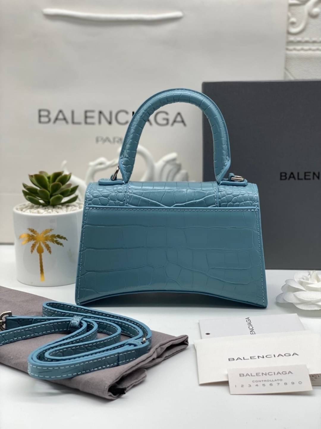 หนังแท้ BALENCIAGA HOURGLASS TOP HANDLE XS Shiny crocodile embossed calfskin การสร้างสรรค์ที่มีเอกลักษณ์เฉพาะตัว หรูหรา โทนสีโดดเด่น วัสดุหนังแท้ลายจระเข้ ภายในโล่งกว้างหนังแนปป้าอย่างดี เกรดออริจินอล ตอบโจทย์ได้ทุกลุค ทุกไลฟ์สไตล์ ภาพสินค้าถ่ายจากงานขายจ