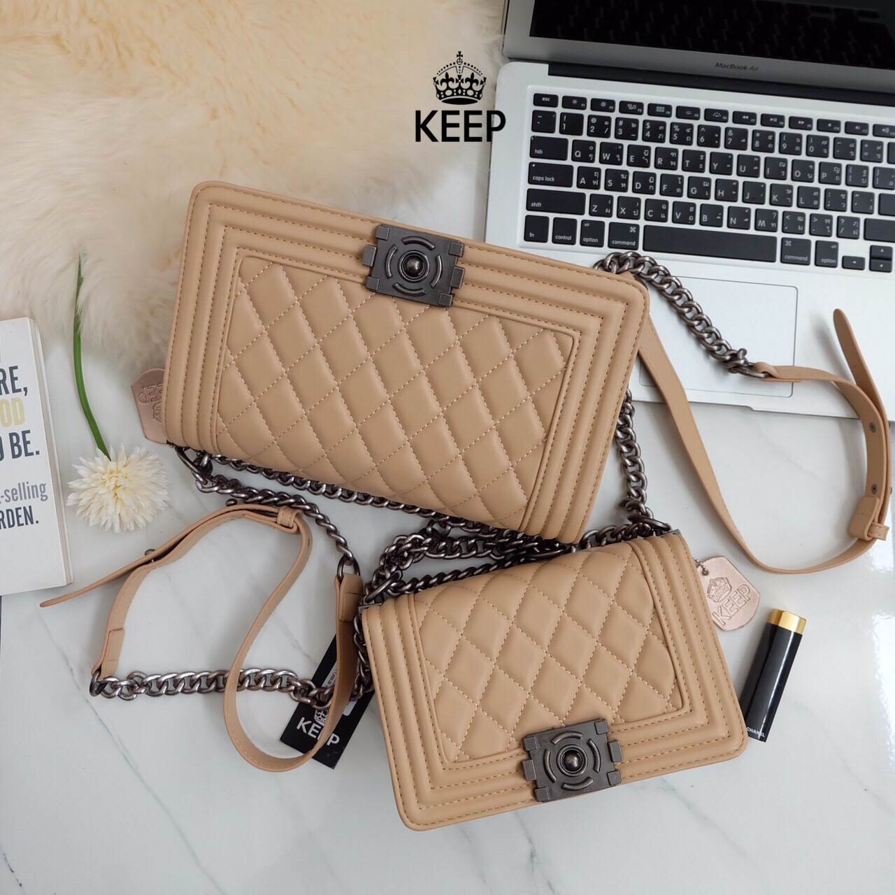 สีใหม่ รุ่นขายดี ' Cozy Beige ' !!!! KEEP Quited Boy Bag กระเป๋า ทรง boy style KEEP LOOK Cool มากๆ เลยน๊าใบนี้ ไม่มีถือว่า Out มากๆ 💘ตัวกระเป๋าอยู่ทรง ทำจากหนังแกะสังเคราะห์นิ่ม-ตึงสวย สายโซ่ มีที่รองไหล่ สะพายสบายคะ สายปรับ สั้น ยาวได้ค