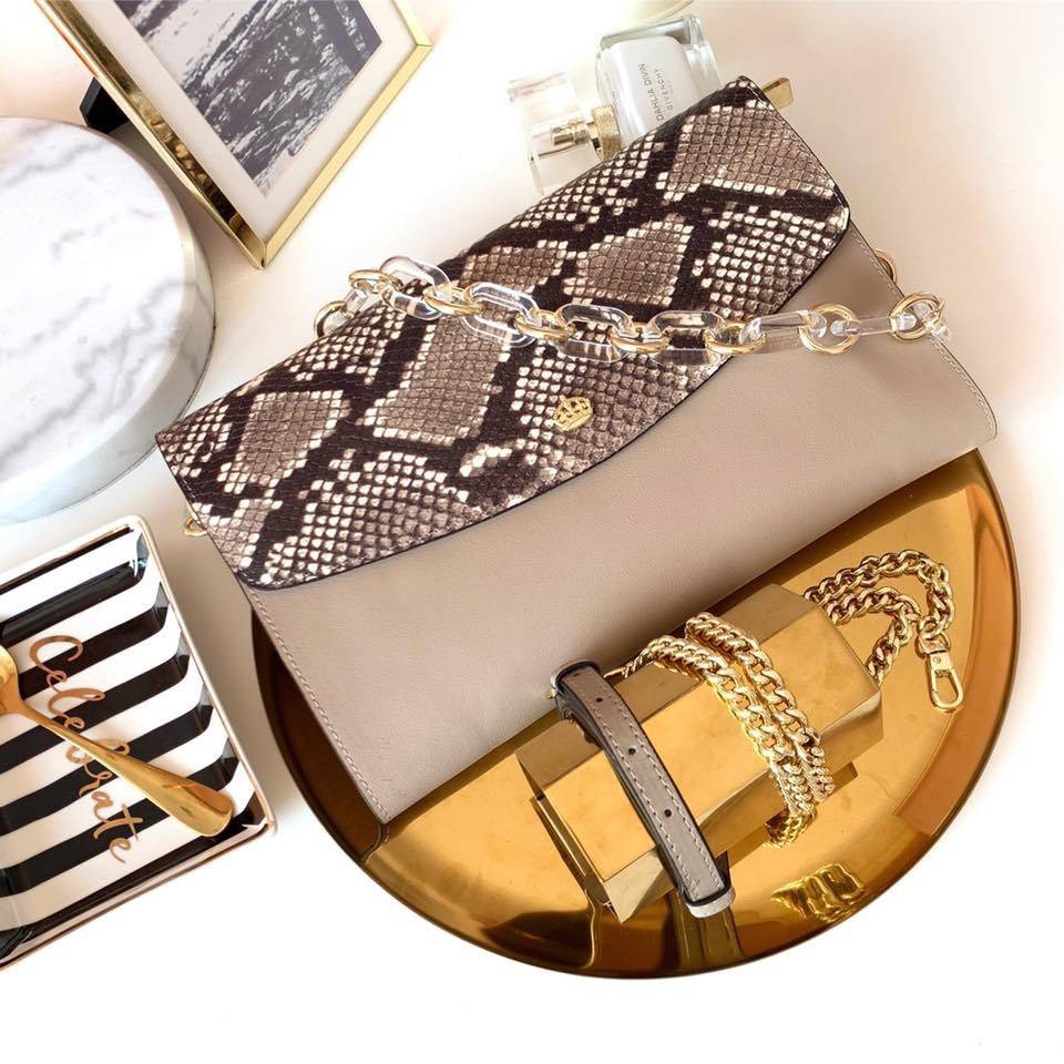 คลัชมาใหม่ สัปดาห์นี้ค่า ‘ Stair ‘ Clutch bag ✔️รอบนี้เข้าเพิ่มอีก 5 ลายเลยน๊า หลังจากปล่อยคอลเลคชั่นแรกออกไปแล้วได้รับความนิยมมากๆ รอบนี้จัดเฉดสีกลางๆ ให้แมทช์ง่ายกับชุดด้วยค่า **หนังวัวแท้ค่า