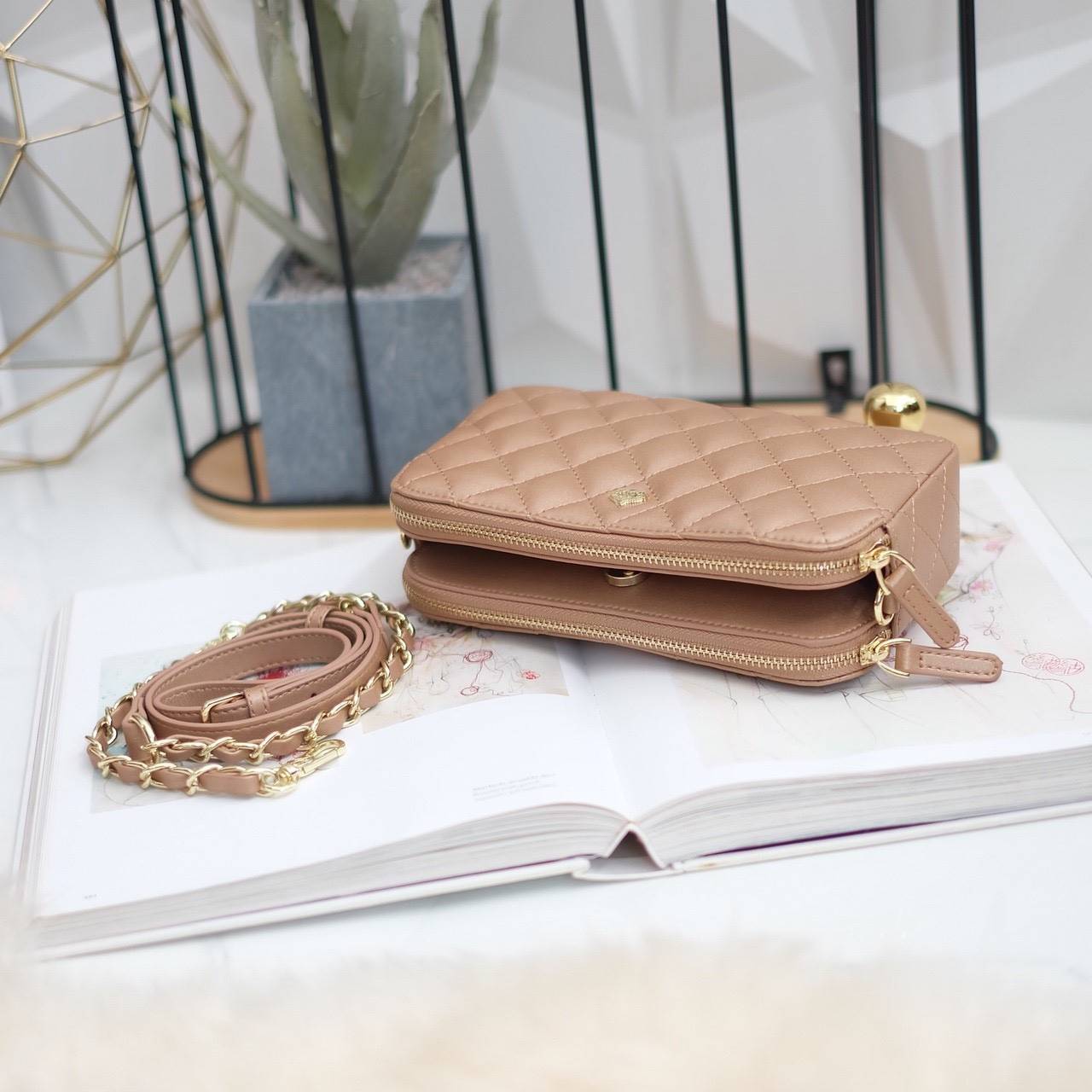 💥รุ่นขายดี มาเพิ่มแล้วค่า KEEP Carla รุ่นขายดีที่สุด ทรง น่ารักสุดๆ 💙 พร้อมสีCollection ใหม่ ‘’Blink Blink glitter ‘’ มีให้เลือกถึง 3 สี : Blink Blink glitter in Pink // Blink Blink glitter in Grey // Blink Blink glitter in Brown 👍