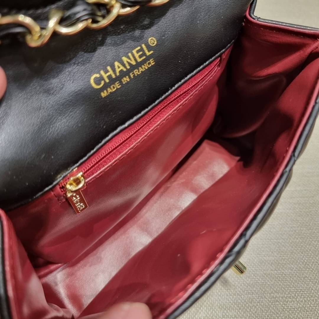 VIP 🥂 เซ็ทคือที่สุดของความคุ้ม EXCLUSIVE MIX ITEM!! CHANEL GIFT BOX SET กลับมาอีกครั้งกับไอเท็มสุดหรูชวนให้สะสม สุดยอดของรุ่นยอดฮิตพร้อมเสิร์ฟครบชุด สุดคุ้ม มาพร้อมกระเป๋าสะพายถึง 2 ใบ คอลเลคชั่นของมันต้องมี ทั้งตัวคลาสสิคและ vanity และสุดยอดของหา