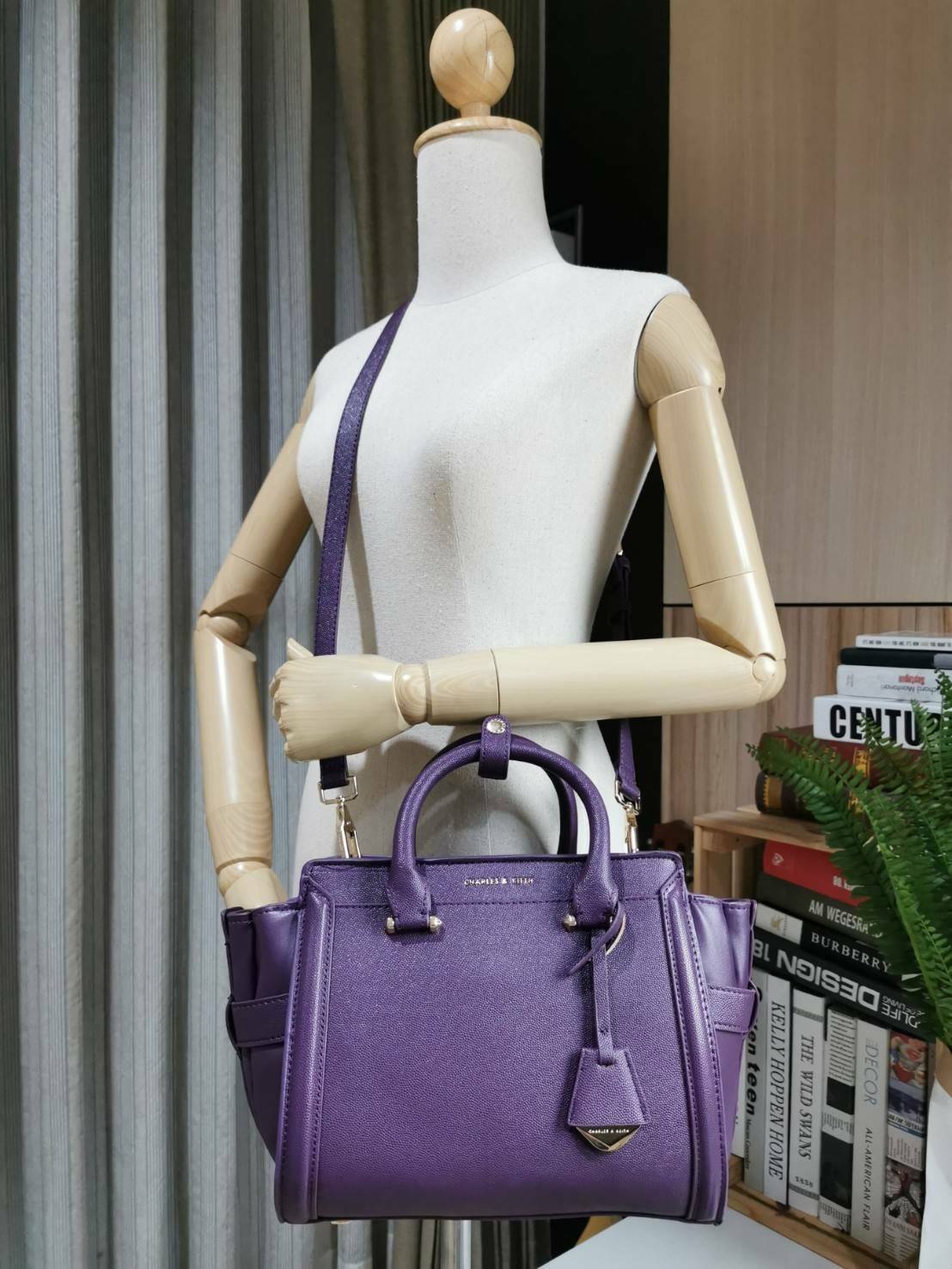 CHARLES & KEITH SAFFIANO TRAPEZE BAG กระเป๋าถือหรือสะพายรุ่นยอดนิยมดีไซน์สวยหรูวัสดุหนังคาเวียร์อยู่ทรง ด้านข้างเเต่งหนังช่องตัดดูมีดีเทล ด้านหน้ามีโลโก้ ด้านหลังมีช่องซิป เปิดปิดด้วยซิปหัวซิปแบรนด์ หูจับเเข็งแรง พับลงได้ พร้อมสายสะพายหนังปรับระดับได้ถอดไ