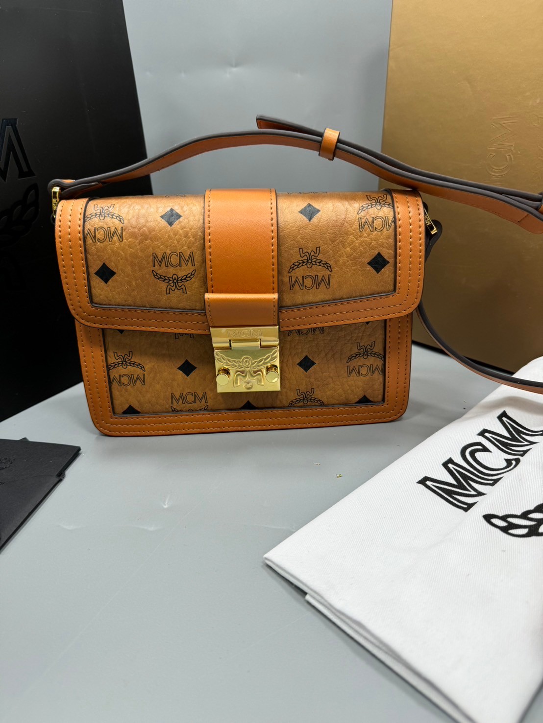 M.C.M SMALL NEW TRACY SHOULDER BAG IN VISETOS กระเป๋าสะพายสไตล์เทรซี่ ปรับโฉมให้ใช้งานได้ง่ายขึ้น เกรดออริ สลับแท้ 1:1 ใช้งานต่างประเทศได้