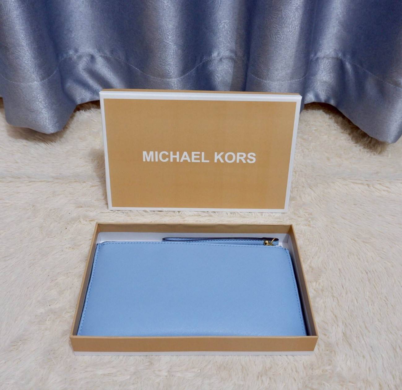 Michael Kors Clutch Bag 2018 New arrival! กระเป๋าคลัชรุ่นใหม่:ขนาดกำลังดี วัสดุลายหนังลาย Saffiano ด้านหน้าประดับโลโก้แบรนด์ อะไหล่ทอง แต่ง pattern งานปัก 3vมิติ สวยโดดเด่น เปิดปิด ด้วยซิป ด้านในมีช่องเล็ก และช่องใส่บัตร พร้อมสายคล้องข้อมือ ใส่กระเป๋าสตาง