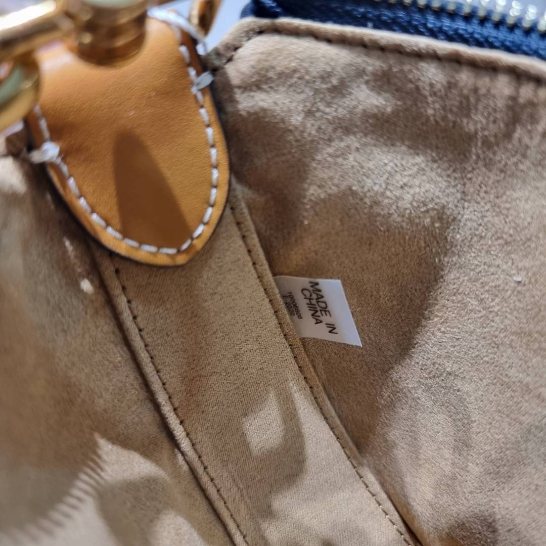 Tory Burch T Monogram Mini Crescent Bag / TORY BURCH T MONOGRAM MINI JACQUARD CRESCENT BAG ร้อนแรงกว่านี้ไม่มีแล้ว กับไอเท็มที่เซเลปรีวิวเยอะมาก!! สาวๆตามหากันไปอีก กระเป๋าทรง half moon ที่ดีไซน์บนผ้า jacquard ลวดลายซิกเนเจอร์ เรียบหรู ผู้ดีมากแม่!