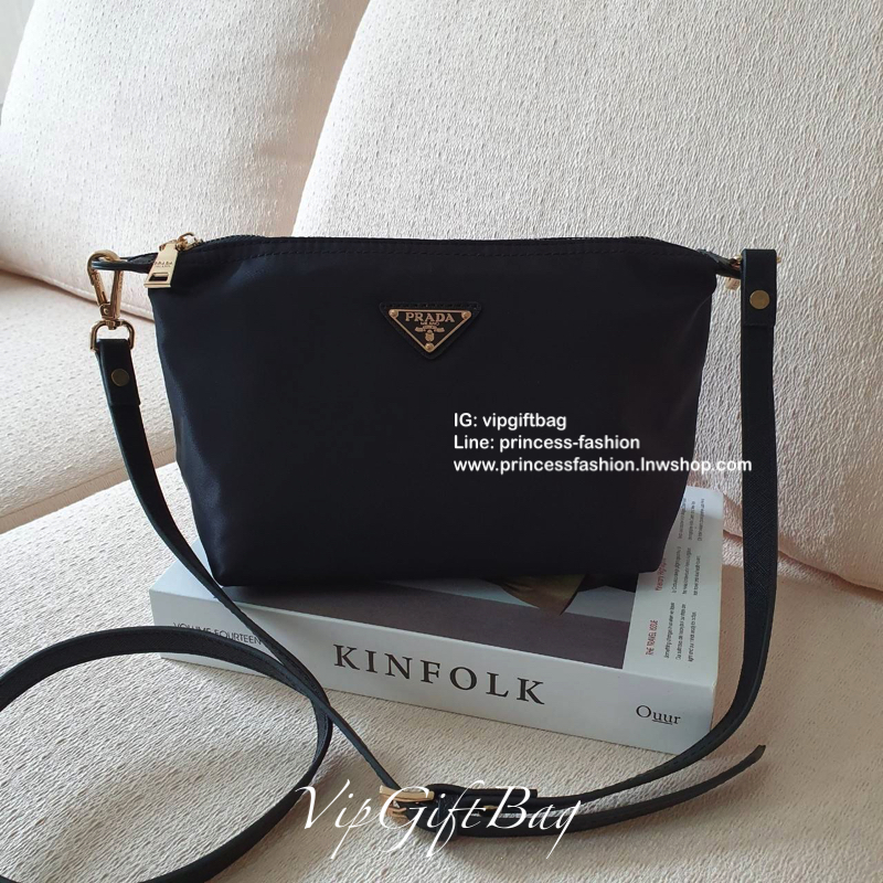 Best Seller ~~ งานพรีเมี่ยมกิ้ฟ จากเคาเตอร์ต่างประเทศ จากแบรนด์ PRADA เป็นกระเป๋า เครื่องสำอางค์ แต่มีสายสะพายยาวให้ 2 สาย เป็นแบบคล้องแขน และสะพายข้างลำตัว ใช้เป็น shoulder bag ได้เลยค่า หรือ ถือลำลองสวยๆ ก้อเลิศค่ะ คุ้มมากค่ะ ภายในมีช่องแบ่งเก็บของอย่าง