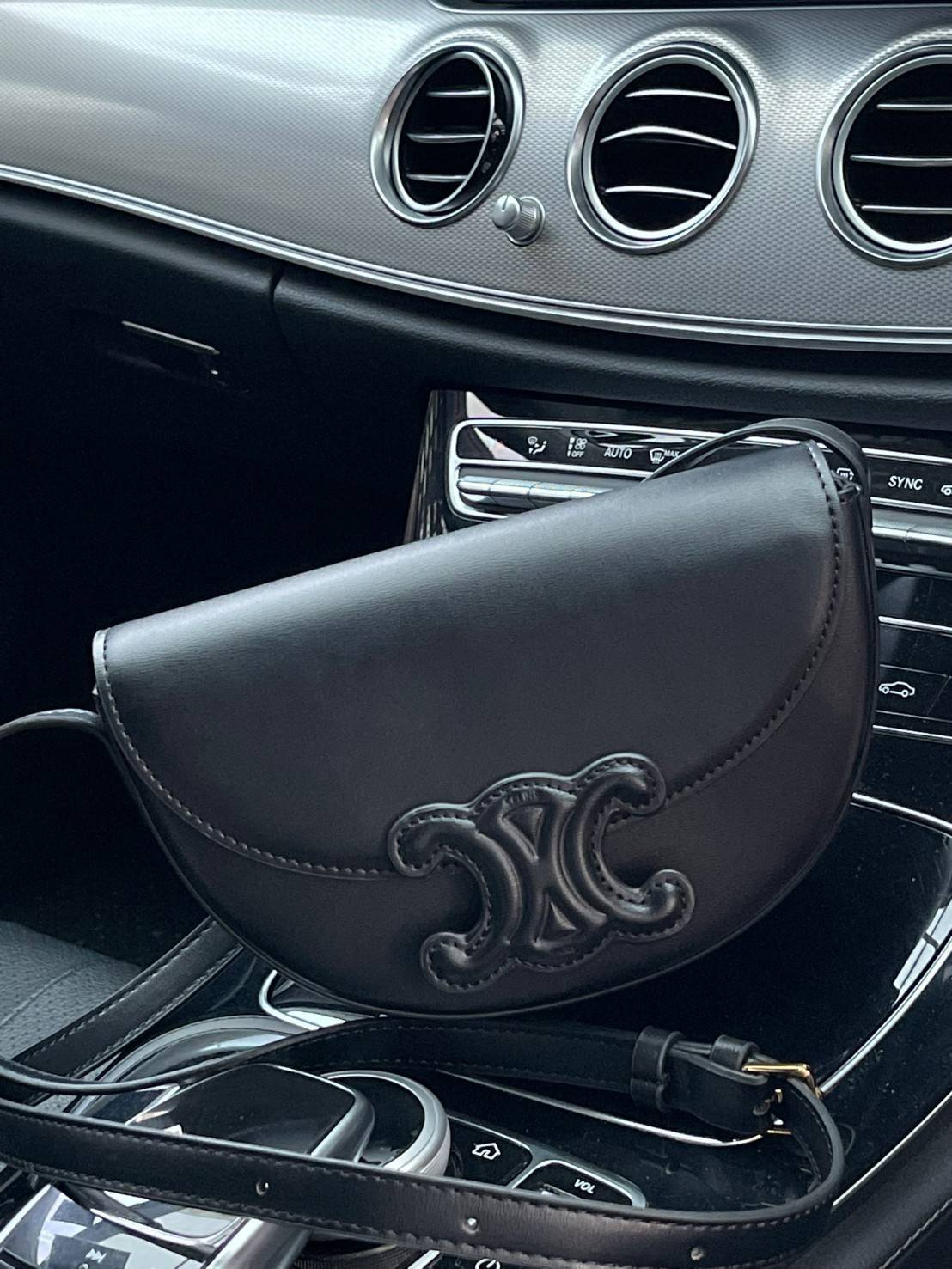 CELINE BESACE CUIR TRIOMPHE IN SMOOTH กระเป๋ารุ่นนี้นำเสนอในรูปทรงฮาล์ฟมูนที่ตอนนี้กำลังงมาแรง เปิดด้วยกระดุมแป๊กเพื่อเผยให้เห็นช่องภายในที่กว้างขวางและกระเป๋าด้านในแบบแบน คุณสมบัติที่โดดเด่นอีกอย่างของกระเป๋าอยู่ที่โลโก้ขนาดใหญ่ รูปทรงสะดุดตา สามารถสะพาย