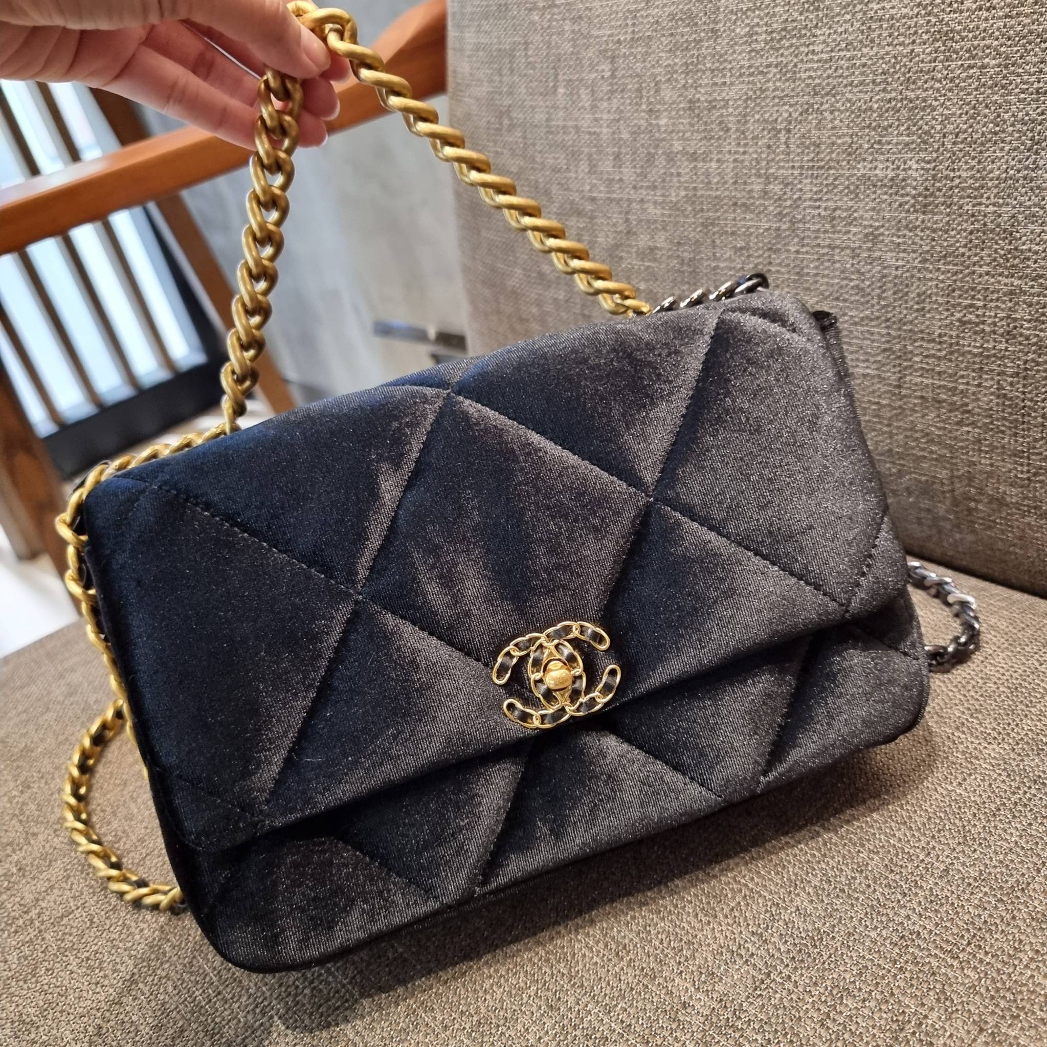 ไม่มองไม่เหลียวไม่ได้แล้ว!! ความหรูที่โดดเด่นจากผ้ากำมะหยี่ สร้างดีเทลผู้ดี ลูกคุณมากๆ Chanel vip boutique กระเป๋าสะพายจาก duty free ในราคาสุดประหยัด!! ดีไซน์เลิศ ตกแต่งด้วยโซ่ทูโทน ลงตัวแบบไม่มีที่ติ เปิด-ปิดด้วยตัวบิดล็อค ภายในโล่งกว้าง ใส่กระเป๋าสตางค์