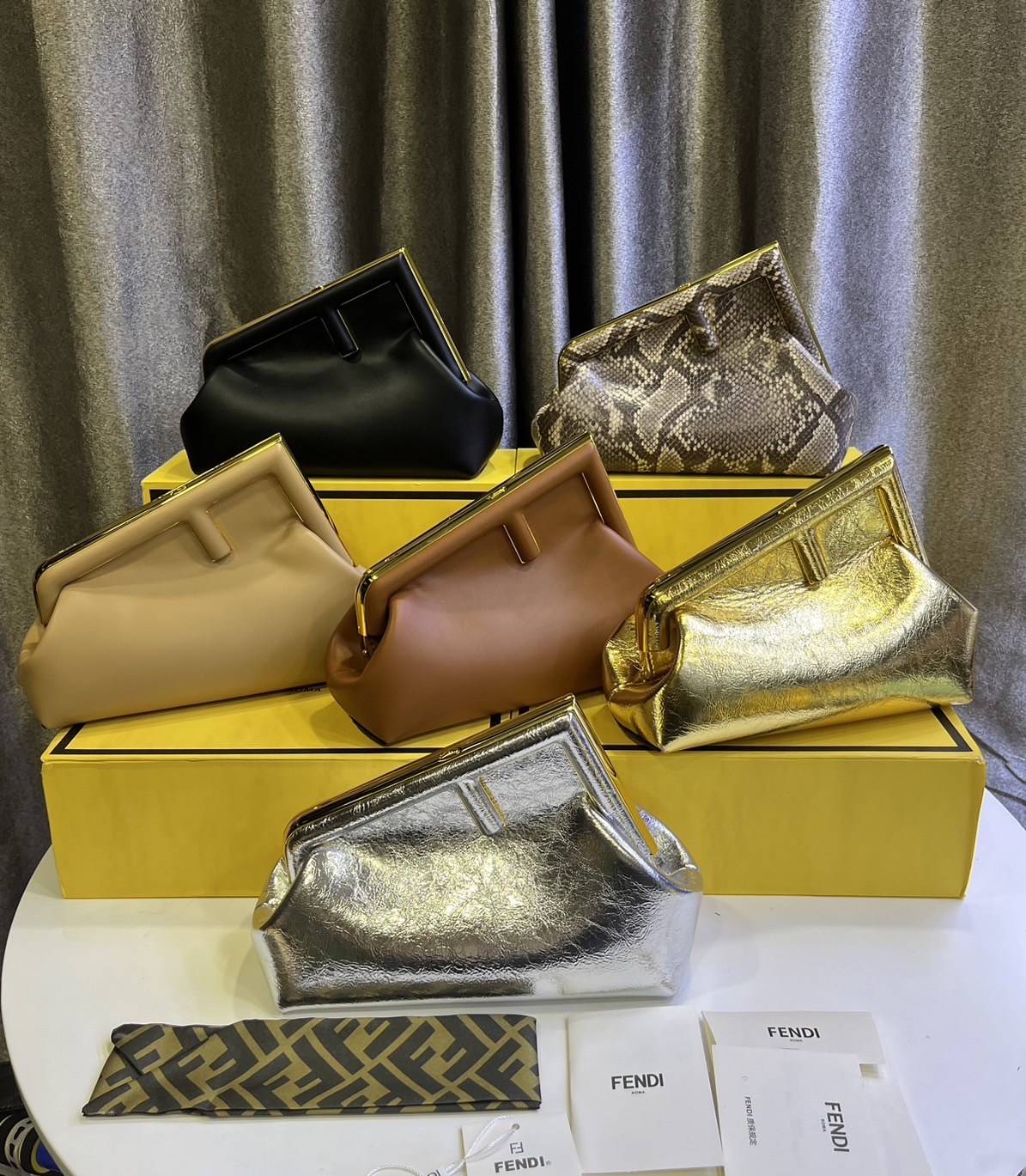 พร้อมส่ง 6 สี FENDI First Midi bag กระเป๋าทรงคลัชมาพร้อมสายสะพาย รูปลักษณ์สวยงามทันสมัย 🧡 เกรดออริจินอล 1:1 สลับแท้ ใช้งานต่างประเทศได้