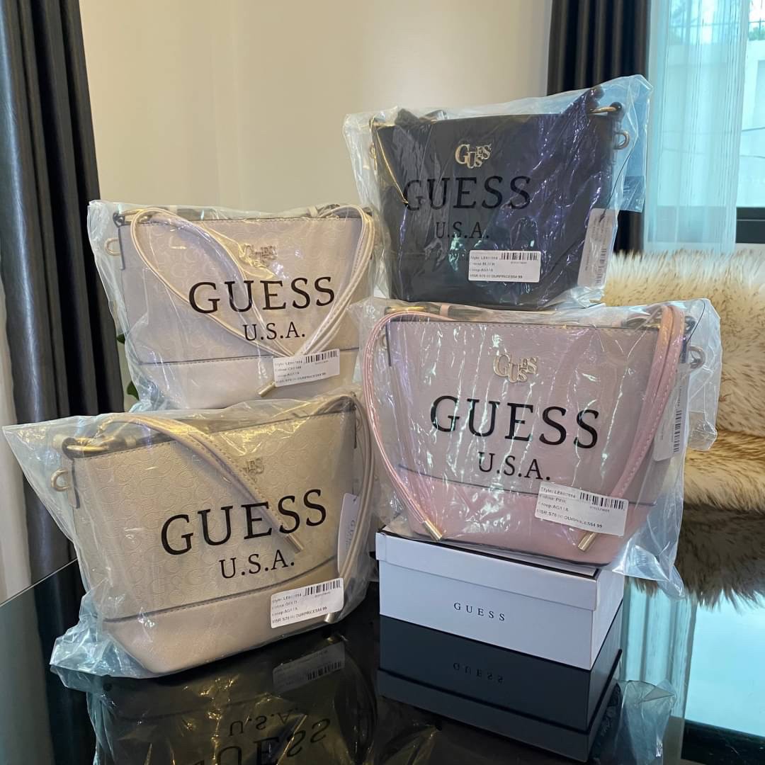 Guess Agata Bucket Handbag กระเป๋ารุ่นใหม่ล่าสุดทรงถังสุดน่ารัก พิมพ์ลายรอบใบ วัสดุ Saffiano PU คุณภาพดี นิ่ม น้ำหนักเบา ด้านหน้าประดับด้วยโลโก้แบรนด์สวยโดดเด่น เปิด-ปิดด้วยเชือกหนังใช้หูรูดปลายเชือกประดับอะไหล่ทองสะดวกใช้ ด้านในโล่งกว้างมีช่องเล็กสำหรับใ