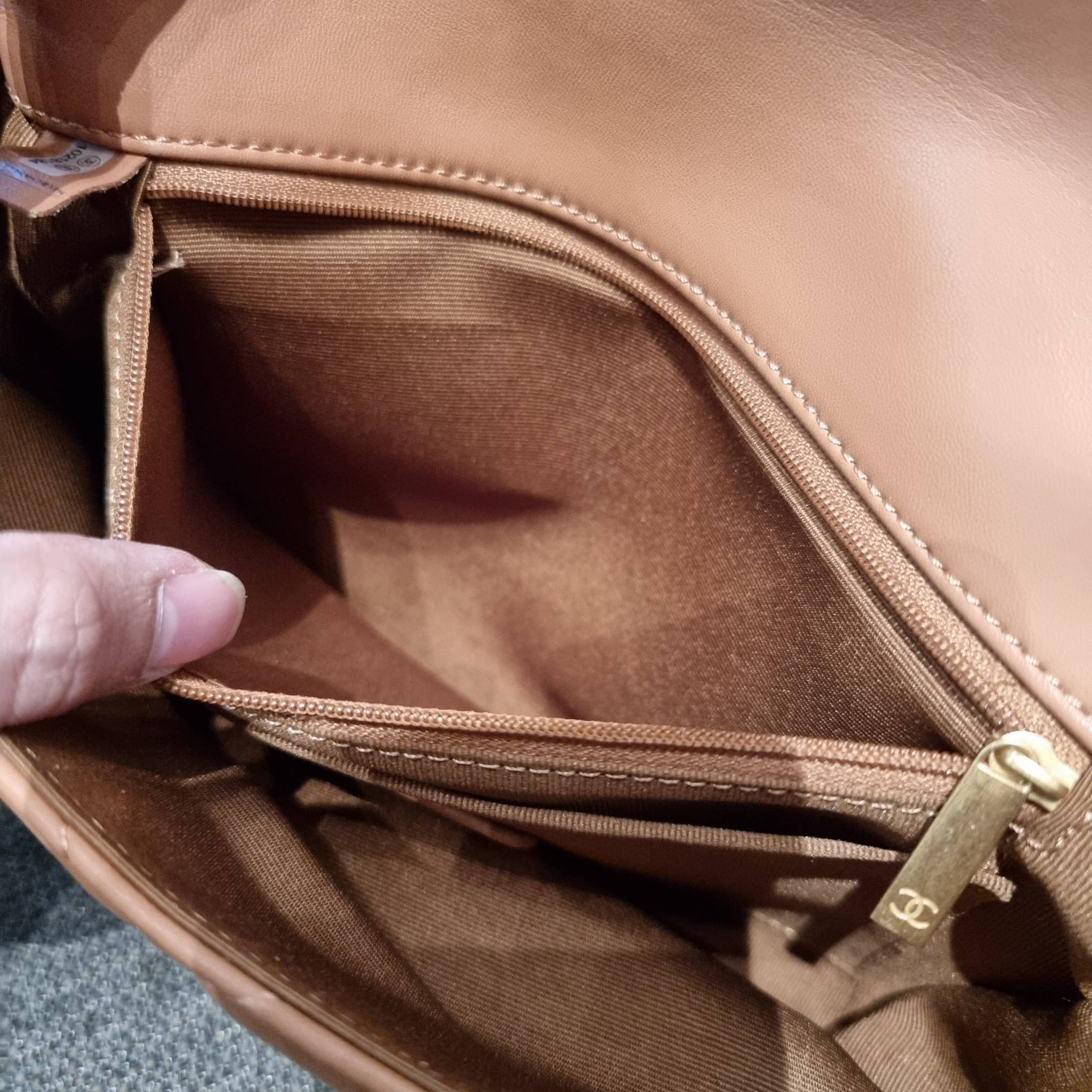 VIP 】สวยหรูพร้อมเสิร์ฟ!! กับไอเท็มสุดเลิฟจาก Chanel กระเป๋าสะพายที่สุดของความคุ้มค่า วัสดุหนังแกะนิ่มเต็มใบ เปิด-ปิดกระเป๋าด้วยตัวบิดล็อค ภายในกระเป๋าบุผ้าสวยหรู มีช่องโล่งกว้างจุของได้สบาย ใส่โทรศัพท์ กระเป๋าสตางค์ได้ มีช่องซิป 1 ช่อง ช่องย่อย 1 ช่อง ดีเ