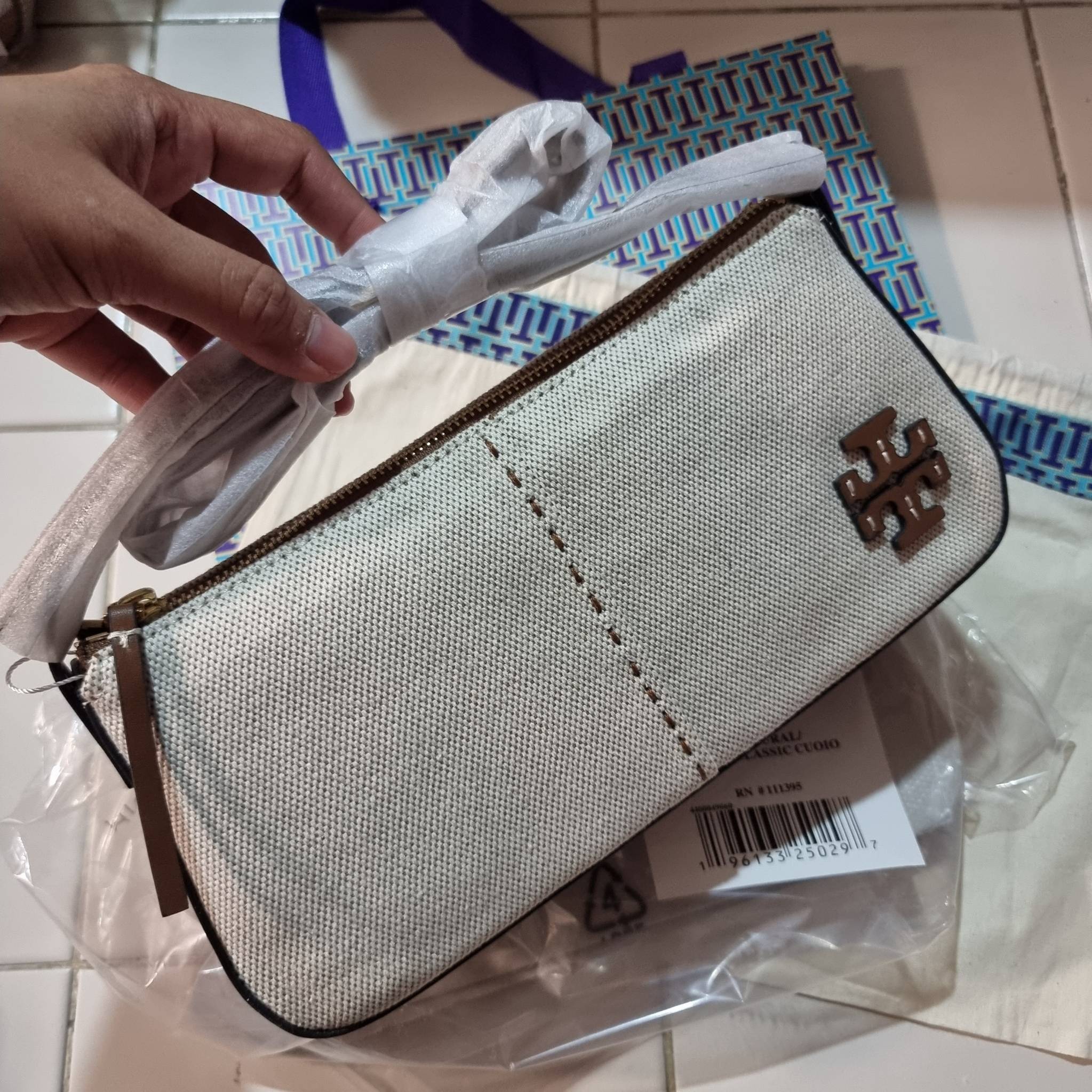 TORY BURCH MCGRAW CANVAS WEDGE กระเป๋าสะพายไหล่ ทรงสวยไม่ซ้ำ ไม่เกร่อ!! สะดวกใช้งาน ดีไซน์เรียบแต่แฝงความหรู และคลาสสิคในตัว วัสดุผ้าแคนวาสตัดสลับหนังแท้ สวยคม เปิด-ปิดด้วยซิป ภายในเป็นช่องโล่ง มีช่องย่อยเก็บบัตร มาพร้อมสายสะพายในตัว ปรับได้อีกเล็กน้อย ไอ