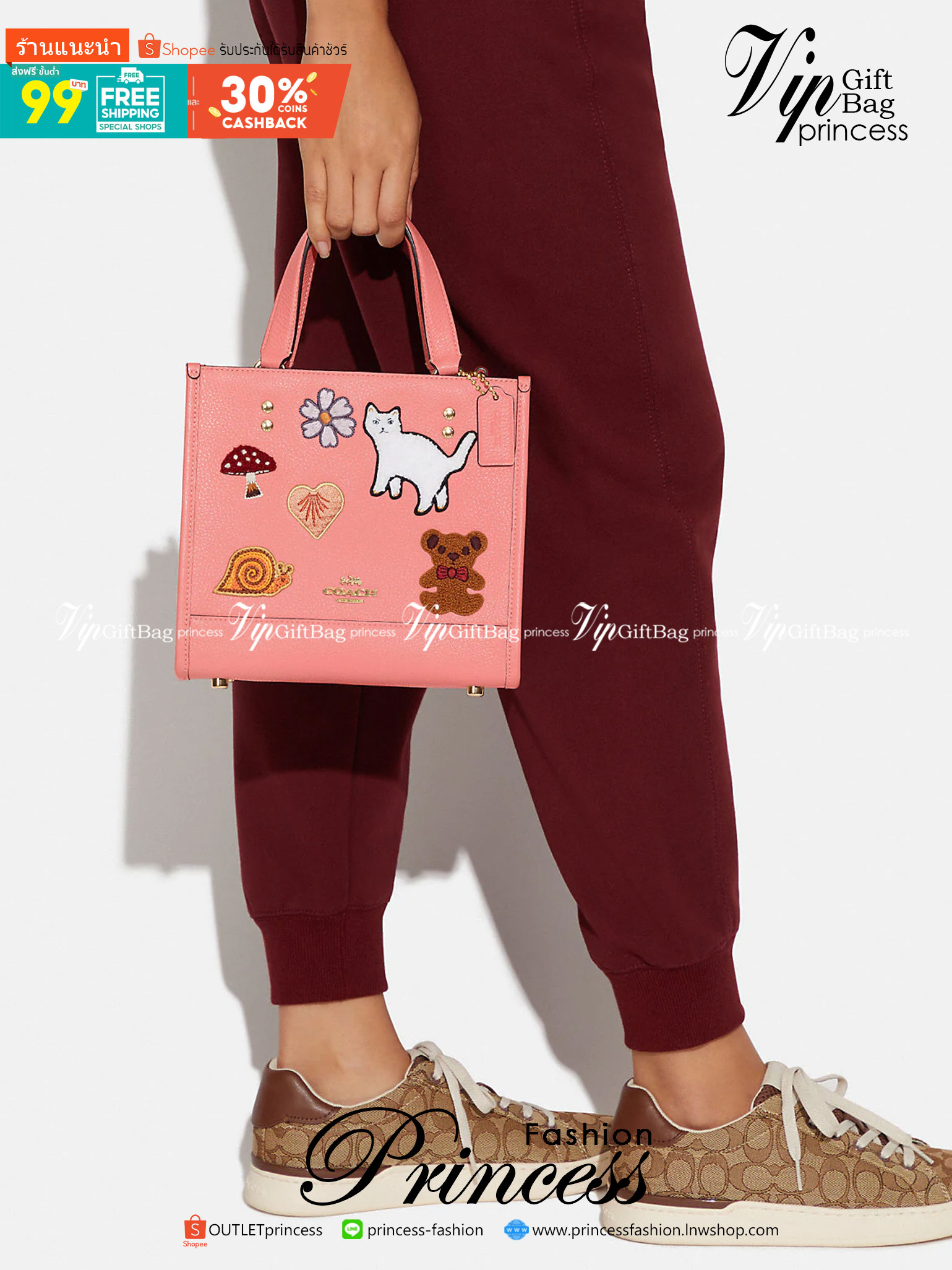 Coach Dempsey Tote 22 With Creature Patches CC421 คอลเลคชั่นใหม่ กระเป๋าทรงโท้ท ขนาดน่ารักน่าใช้มากๆ ดีไซน์น้องหมีจิ้มลิ้มดึงดูดสายตามากๆ ฟังก์ชั่นการใช้งานสะดวก มีทั้งสายคล้องในตัว และสายครอสบอดี้ ภายในกระเป๋าเป็นช่องโล่ง ใส่ของสำคัญได้ครบครันไม่ต้องห่วง