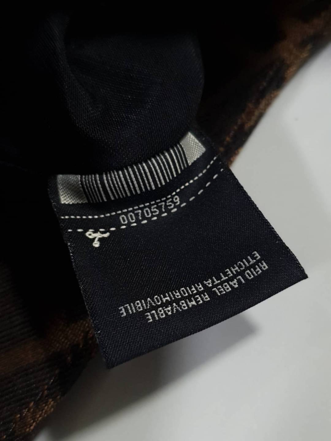 รุ่นใหม่แนะนำ!! FENDI BAGUETTE BROWN FABRIC BAG (GWP) พรีเมี่ยมกิ๊ฟ Limited Edition จาก FENDI วัสดุ CANVAS พิมพ์ลายแบรนด์ เปิดปิดด้วยฝาปิดกระดุมแม่เหล็ก ภายในมีช่องใส่ของแยกสองช่องใหญ่ พร้อมช่องซิปอีกช่อง สามารถใส่กระเป๋าสตางค์ยาว iphone เงิน ของจุกจิกได้