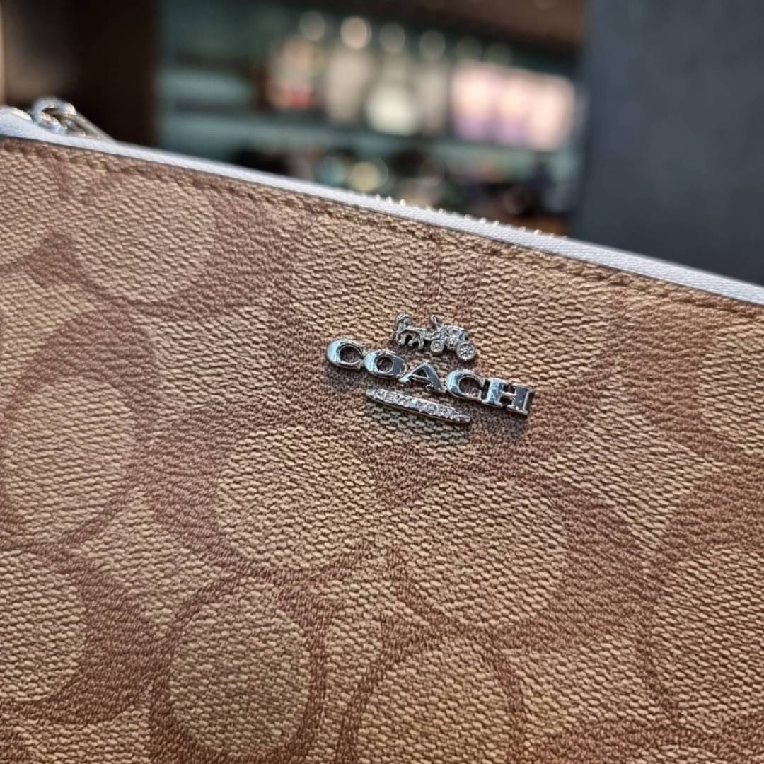 COACH F87591 DOUBLE CORNER ZIP WALLET IN SIGNATURE COATED CANVAS คล้องมือรุ่น 2 ซิป!! มาแล้วจ้า 🌟🤗 ไซส์นี้คือเหมาะมือจริงๆ พกง่ายเช่นเคย ไม่ต้องกังวลว่าจะเกะกะหรือกินพื้นที่กระเป๋าหลัก วัสดุหนังแคนวาสเคลือบลาย มีช่องหลักแยก 2 ช่อง ภายในบุผ