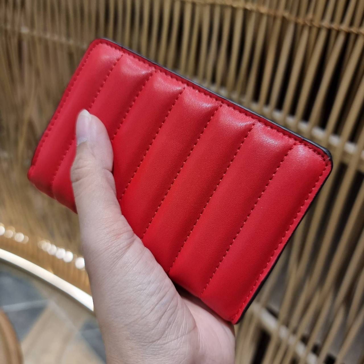 COACH C3454 MEDIUM CORNER ZIP WALLET ความหรูที่ซื้อได้!! กระเป๋าสตางค์ดีไซน์ใหม่ล่าสุด ออกแบบมาหรูดูดี ดีเทลลูกเล่นบุหนัง nappa นิ่มขึ้นเงาสวยมากๆ เปิด-ปิดใช้งานง่าย มีช่องซิปแยก มีช่องใส่บัตร ใส่ธนบัตรได้ทุกชนิด สะดวกใช้จริงๆใบนี้ สาวๆได้ไปใช้แล้วไม่อยาก