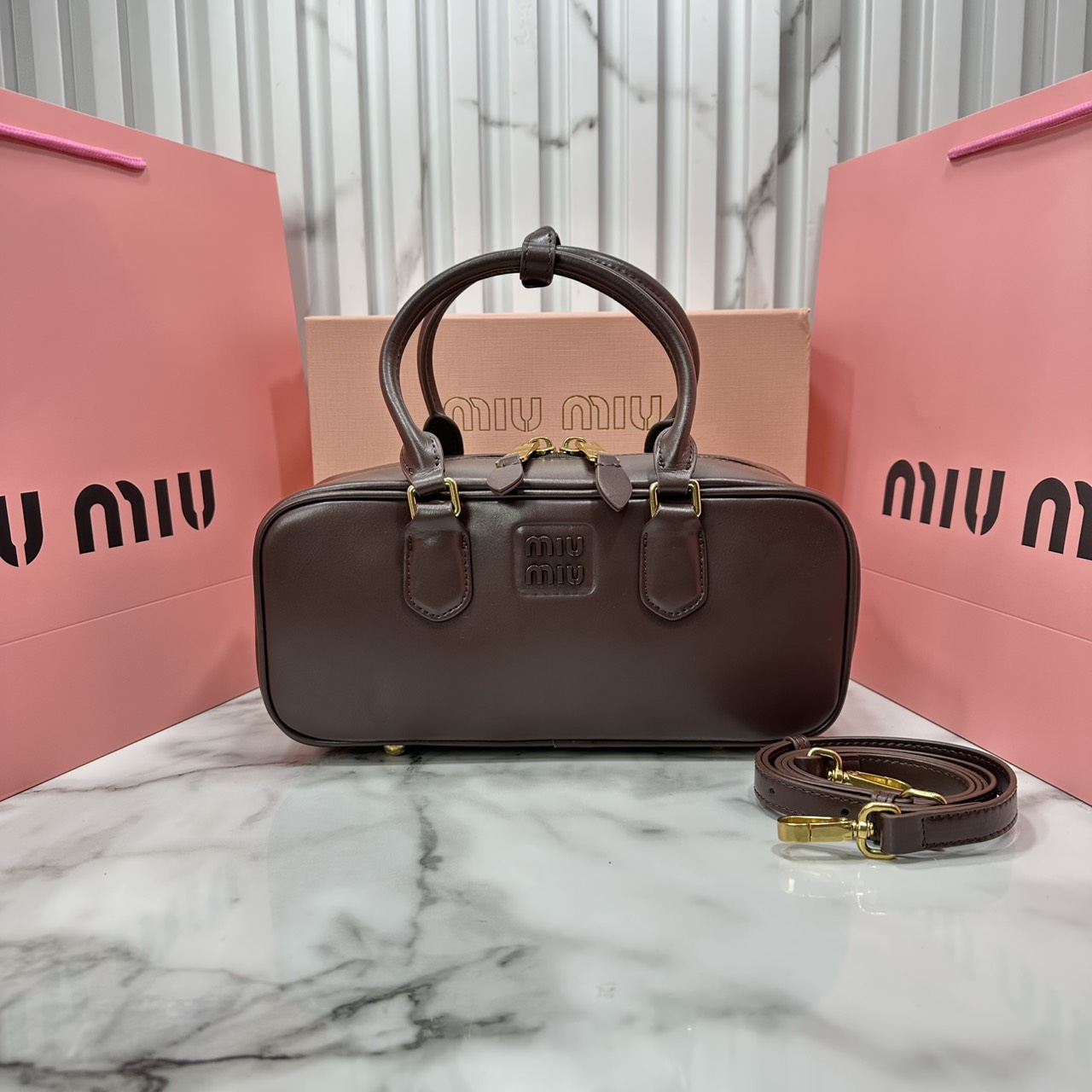 ORI หนังแท้ | MIU MIU Arcadie leather bag Large 27cm กระเป๋าสะพายทรงโฮโบใบใหญ่ ลุคลูกคุณหรูหราน่ารักๆเก๋ๆ สวยดูแพง หูจับในตัวง่ายและสะดวกพกพา มาพร้อมสายสะพายข้างภายในโล่งกว้างมาก