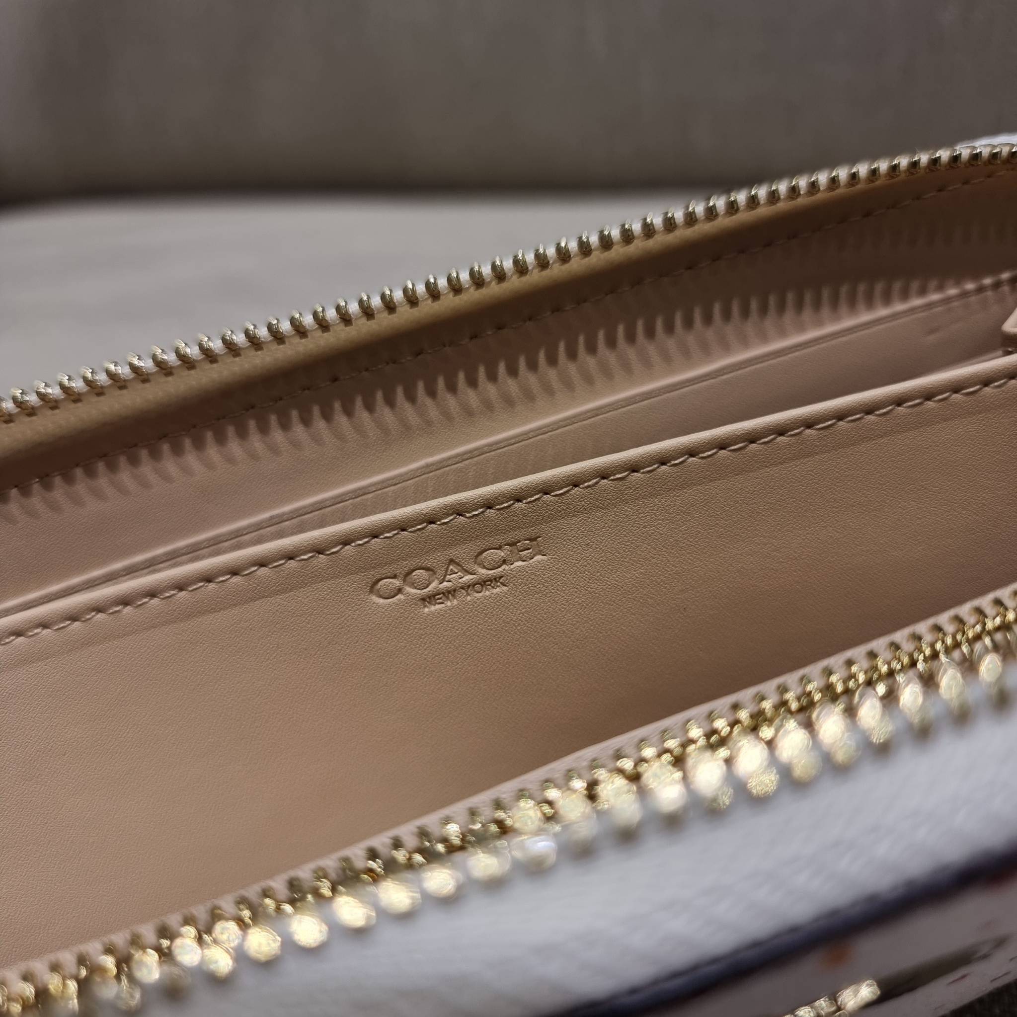 COACH C7410 LONG ZIP AROUND WALLET WITH ORNAMENT PRINT ความสวยต้องส่งต่อ!! คอลเลคชั่นใหม่ 2IN1 คุ้มค่าแบบที่สุด กระเป๋าสตางค์กึ่งคล้องมือ ดีไซน์ลวดลายสดใส น่ารักน่าใช้ คลาสสิคใช้ง่าย ไม่มีเบื่อ วัสดุหนังแคนวาสเคลือบลาย มาพร้อมสายคล้องมือ ถอดออกได้ ภายในใส