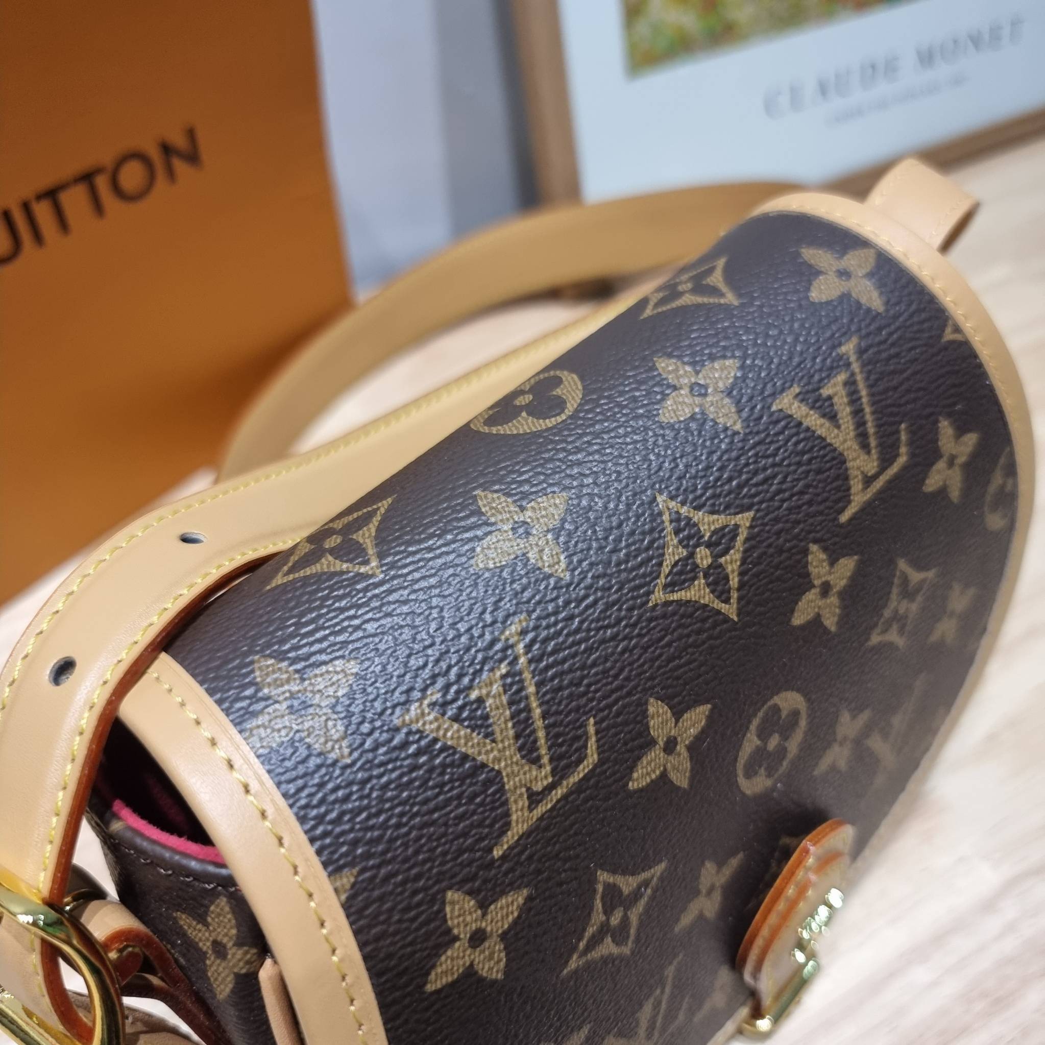 LV Tambourine Monogram Crossbody Bag รุ่นลิมิเต็ดหายาก กับกระเป๋าสะพายทรงสวย ดีไซน์คลาสสิค วัสดุหนังแคนวาสตัดสลับหนังแท้ เปิด-ปิดกระเป๋าด้วยอะไหล่สายคาด สายสะพายในตัว ปรับได้ หรือซ่อนสายและถือเป็น clutch ออกงานก็ได้ ดูแพงมากๆ ภายในเป็นช่องโล่ง ใส่ของจุกจุ