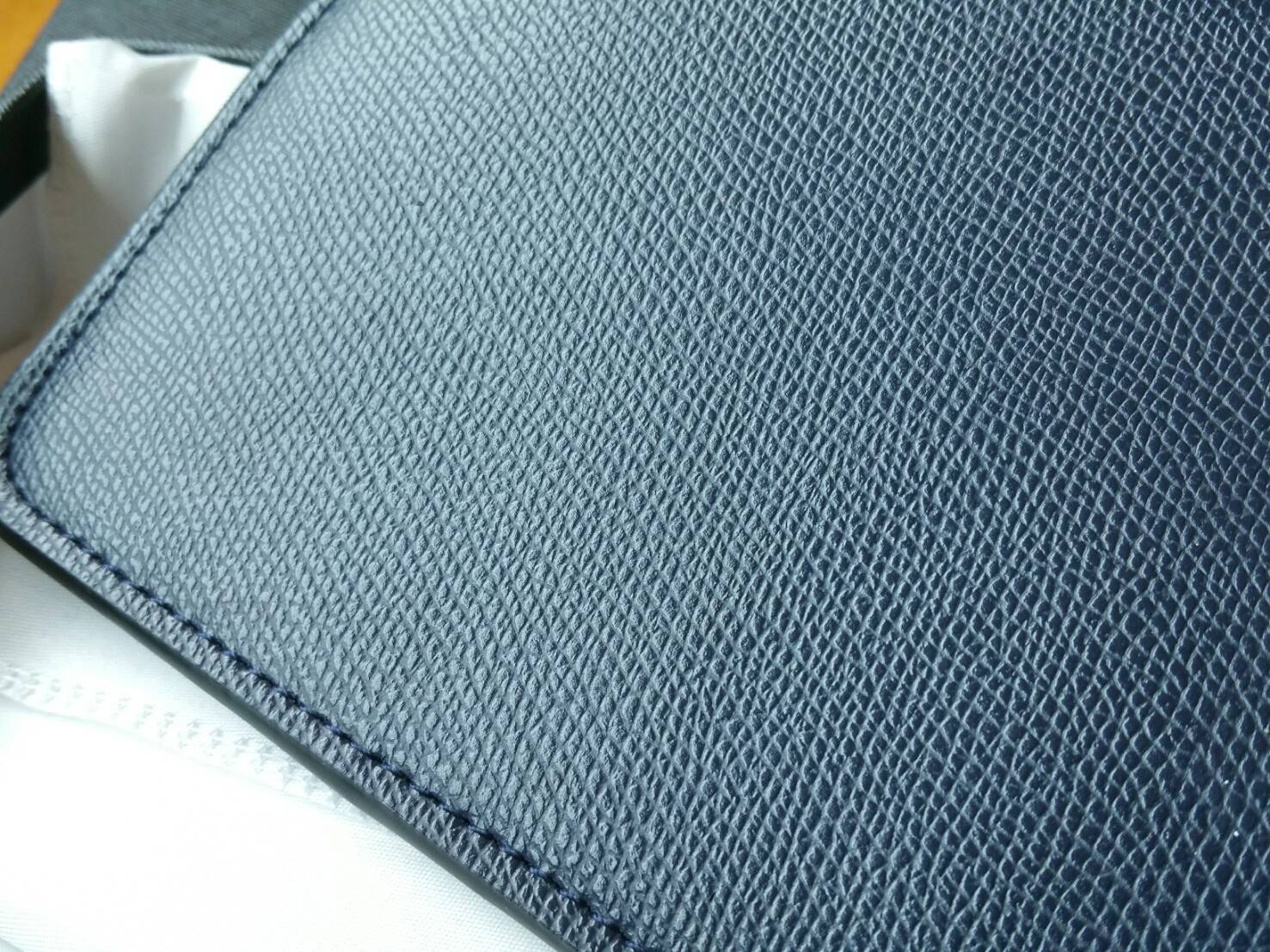 Coach Star Glitter Corner Zip Wristlet | HK. Factory กระเป๋าคล้องมือทรง cluth ด้านหน้าตัวกระเป๋าตกแต่ง Glitter ด้านหลังเป็นหนัง พร้อม logo brand สีทองสวยหรู เปิดปิด ด้วยซิป ภายในบุผ้ากำมะหยี่ ใส่โทรศัพท์มือถือได้ทุกรุ่น และยังมาพร้อมสายคล้องมือ 1 ค่ะ MUST