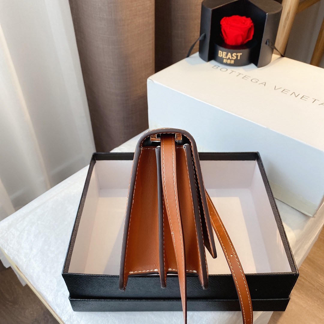 VIP 】กลับมาตามคำเรียกร้อง! ห้ามพลาด! Rare items! BURBERRY FRAGRANCES LEATHER CROSSBODY BAG วัสดุ Canvas & Leather ลาย Vintage คอลเลคชั่นใหม่ทรงเหลี่ยมสวยหรูดูดี เปิดปิดด้วยฝาปิดสัญลักษณ์รูปTB ภายในมีช่องแบ่งเป็นสัดส่วนสามารถใส่มือถือ iphone เงิน ของจ