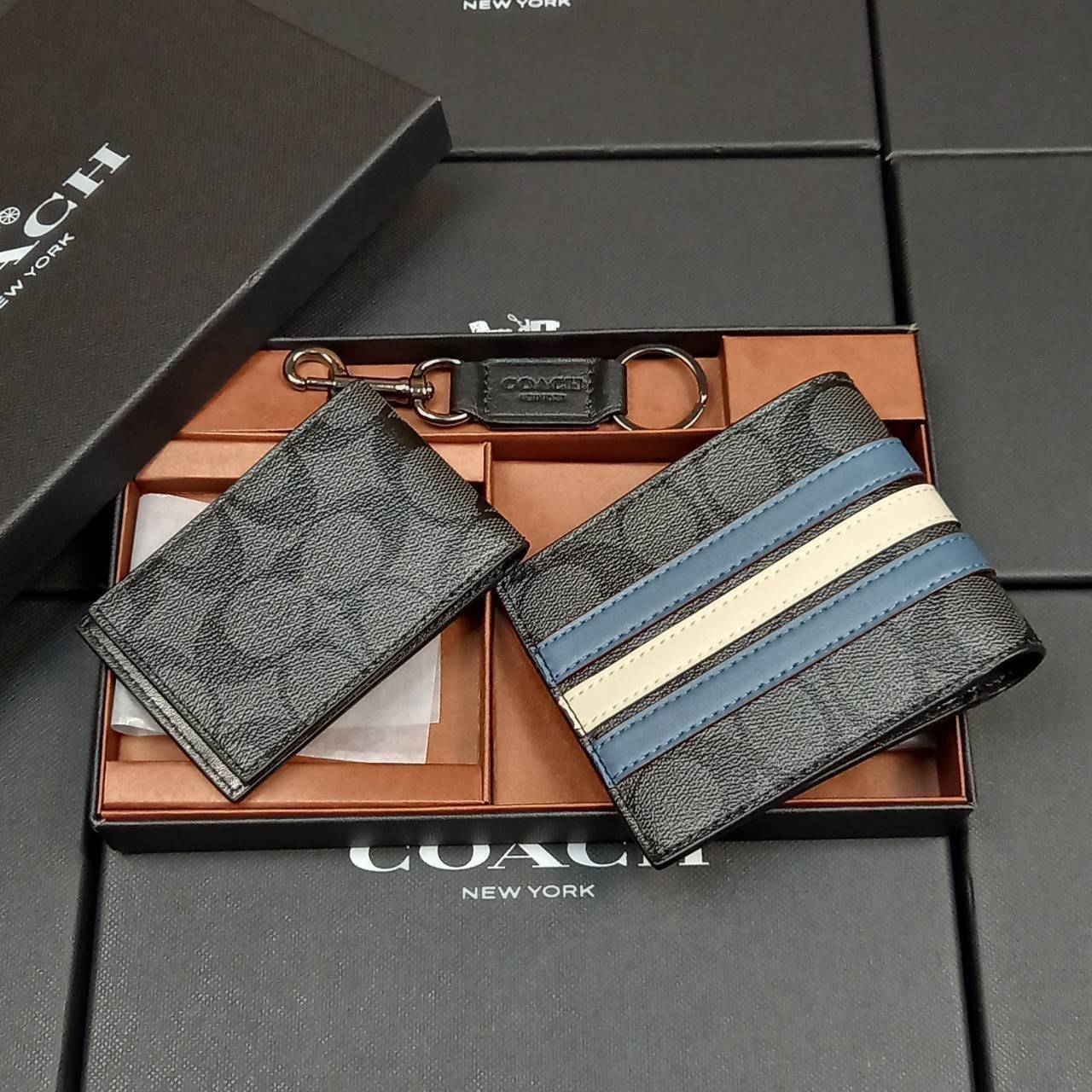 COACH 3-IN-1 WALLET IN SIGNATURE CANVAS WITH VARSITY STRIPE WITH KEY FOB LIMITED BOX(COACH F26072)🍁กระเป๋าสตางค์ มี ID ใบลูก สำหรับใส่บัตรแยก มีพวงกุญแจ ใช้แล้วดูหล่อสุดๆ🔸️**จะใช้เอง หรือเป็นของขวัญให้คนสำคัญ ก็ตอบโจทย์มากๆ **รับประกันว่า 