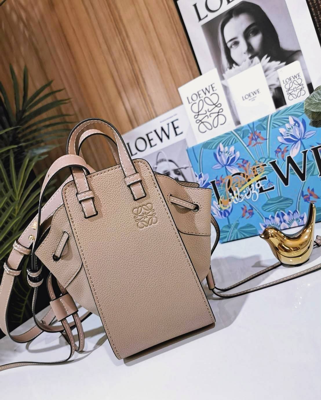 LOEWE HANDLE & SHOULDER BAG GIFT WITH PURCHASE (GWP) กระเป๋าถือหรือสะพายหนังแท้พรีเมี่ยมกิ๊ฟ Limited จาก LOEWE PERFUME DUTYFREE รุ่น Rare items สุดๆวัสดุหนังแท้ Calfskin หนังสวยดีไซน์คงเอกลักษณ์แบรนด์ สามารถปรับใช้ได้หลายทรงด้านข้างมีหูรูดปรับขยายทรงได้ภา