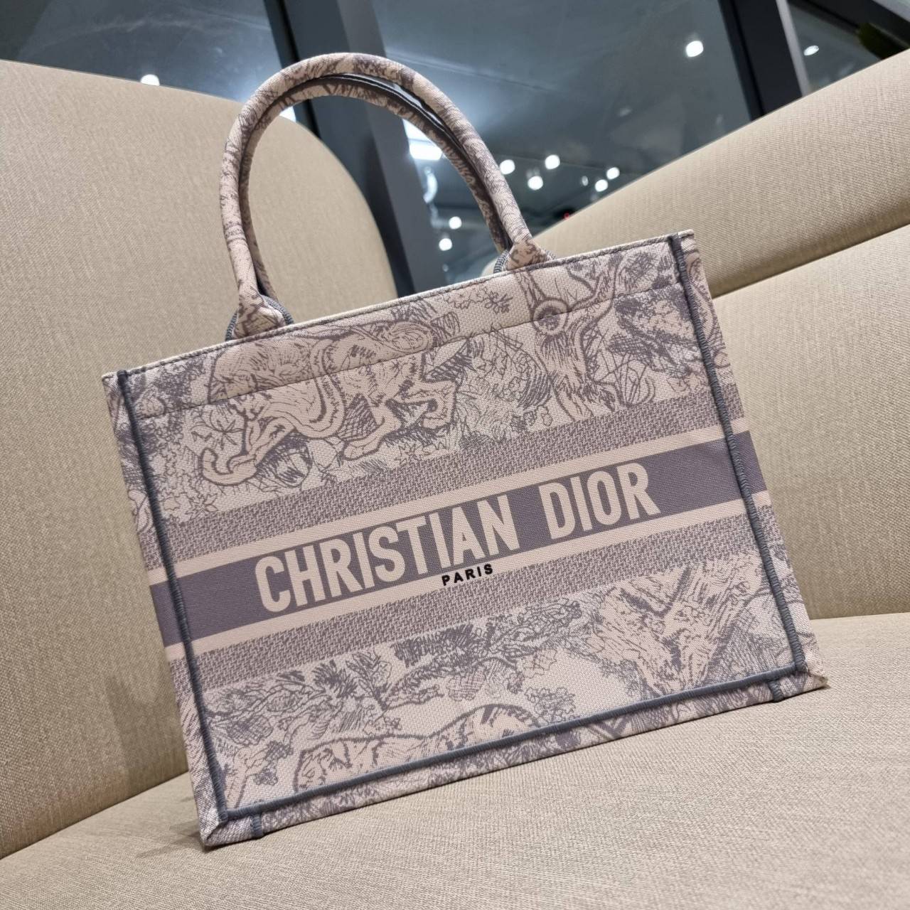 VIP 】HOT ARRIVAL!! DIOR CD SHOPPING BAG WITH GWP กระเป๋าทรงช้อปปิ้งใบใหญ่ จุใจ!! พรีเมี่ยมกิ๊ฟรุ่นดับเบิ้ลฮอต ดีไซน์คลาสสิควินเทจ สวยหรู วัสดุผ้าแคนวาสลายกราฟฟิค ภายในโล่งกว้างมากๆ ใส่ของจุสุดๆ โน้ตบุ้ค ไอแพด กระเป๋าสตางค์ มือถือ หรือเสื้อผ้ายังได้ สะพายค