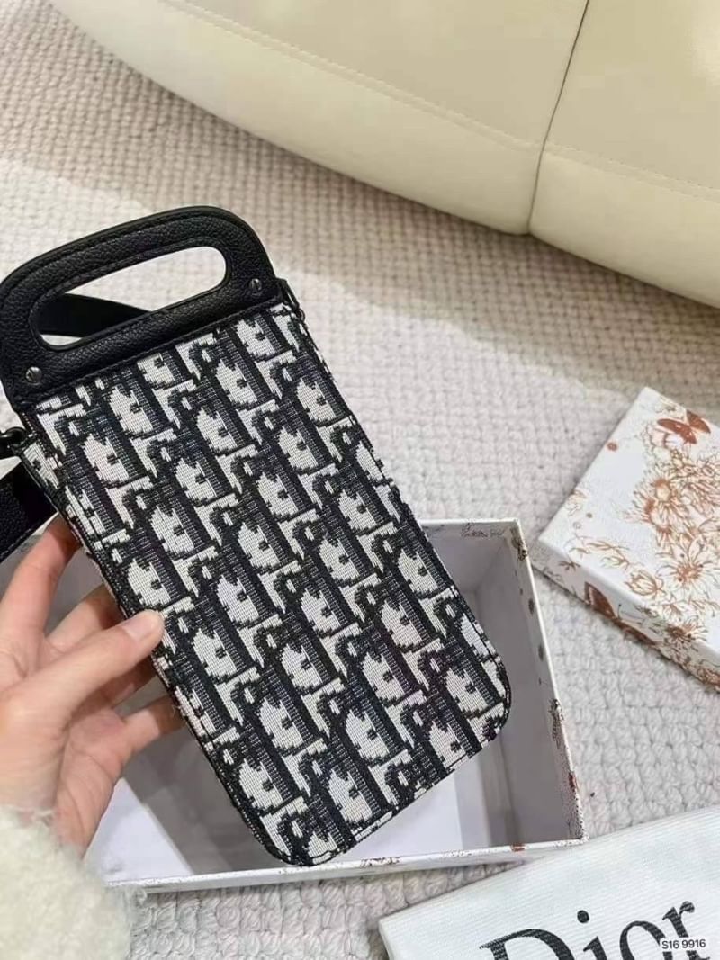 DIOR Phone Bag / DIOR Saddle Vertical Pouch With Strap Oblique Jacquard กระเป๋าสะพายใส่โทรศัพท์แฝงความหรูตามเอกลักษณ์แบรนด์ ได้ใจหนุ่มๆไปเลยใบนี้!! หลงรักตั้งแต่แรกเห็นมีอยู่จริง!! สะพายข้างคูลๆ พกพาไปไหนๆได้สะดวก คล่องตัวกว่าเดิม
