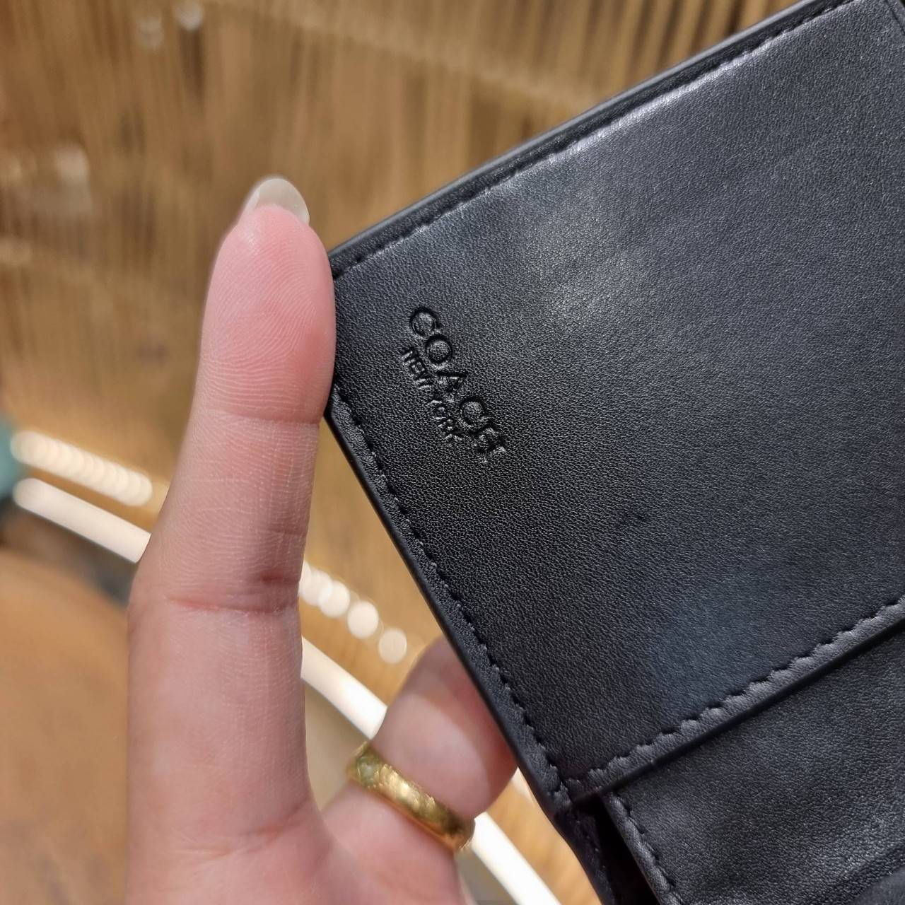 COACH C3454 MEDIUM CORNER ZIP WALLET ความหรูที่ซื้อได้!! กระเป๋าสตางค์ดีไซน์ใหม่ล่าสุด ออกแบบมาหรูดูดี ดีเทลลูกเล่นบุหนัง nappa นิ่มขึ้นเงาสวยมากๆ เปิด-ปิดใช้งานง่าย มีช่องซิปแยก มีช่องใส่บัตร ใส่ธนบัตรได้ทุกชนิด สะดวกใช้จริงๆใบนี้ สาวๆได้ไปใช้แล้วไม่อยาก