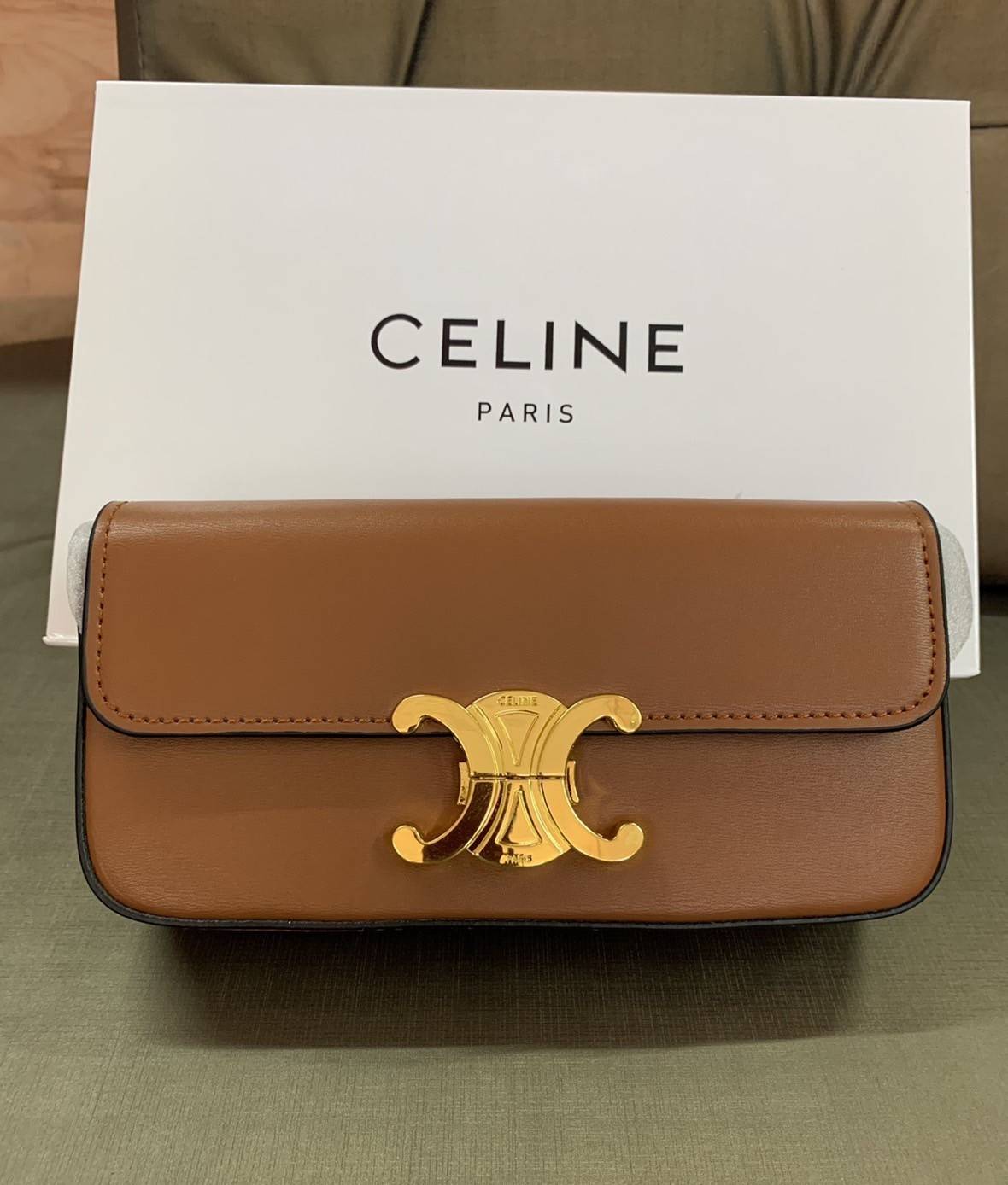 CELINE TRIOMPHE SHOULDER BAG VIP GIFT WITH PURCHASE-GWP พรีเมี่ยมกิ๊ฟ Limited Edition จาก CELINE PERFUME DUTY FREE COUNTER วัสดุหนังแกะสังเคราะห์เรียบ ดีไซน์ยอดนิยมสไตล์สาว LISA ทรงเหลี่ยมสวยหรูอยู่ทรง