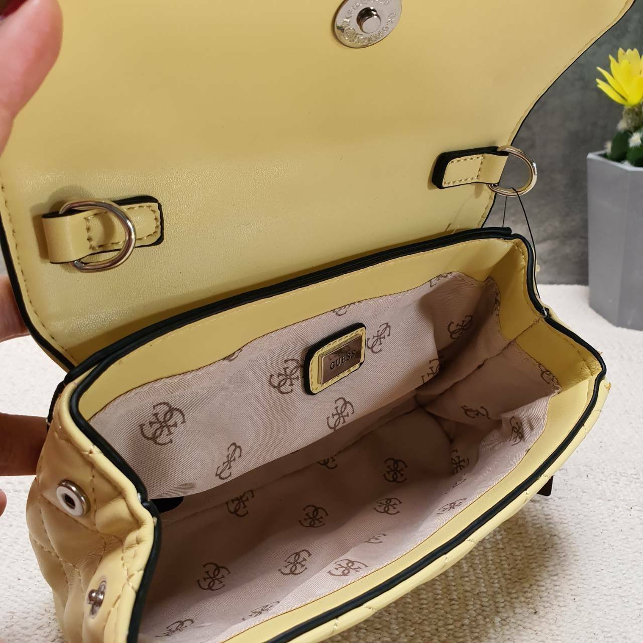 Guess elliana Crossbody Belt Bag รุ่นนี้ได้ทั้งสะพายยาวและคาดเอวค่ะ ด้านหน้าติดโลโก้แบรนด์สีตามหนังกระเป๋า หนังเป็นลายตาราง เปิดปิดด้วยกระดุมแม่เหล็ก ด้านในบุผ้าลายโลโก้แบรนด์ ด้านหลังมีที่สอดสายสำหรับคล้องเอว รุ่นนี้มีสายยาวให้ทั้ง 2 เส้นสำหรับต่างโอกาสค