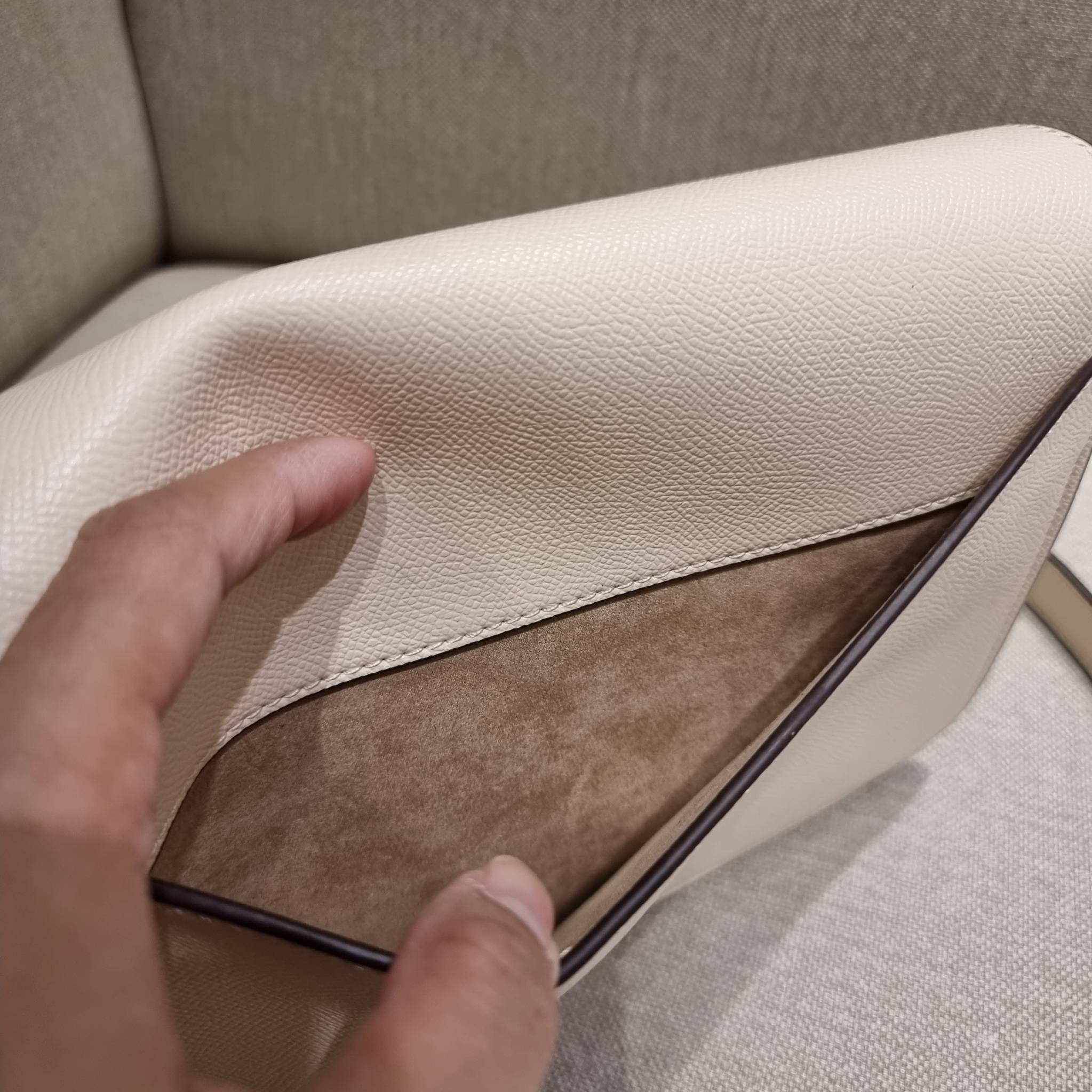 COACH C5632 BRYNN FLAP CROSSBODY แซ่บที่สุด ใหม่ที่สุด!! คอลเลคชั่นใหม่!! มองยังไงก็หลงรักละสายตาไม่ไหว กระเป๋าสะพายข้างลุคไฮน์ ที่ดีไซน์ออกมาได้ปัง และดูแพงมากๆ ด้วยดีเทลคลาสสิค รูปทรงใช้งานง่าย เรียบๆแต่มีดีเทล วัสดุหนัง crossgrain สวยคม!!! เปิด-ปิดด้วย