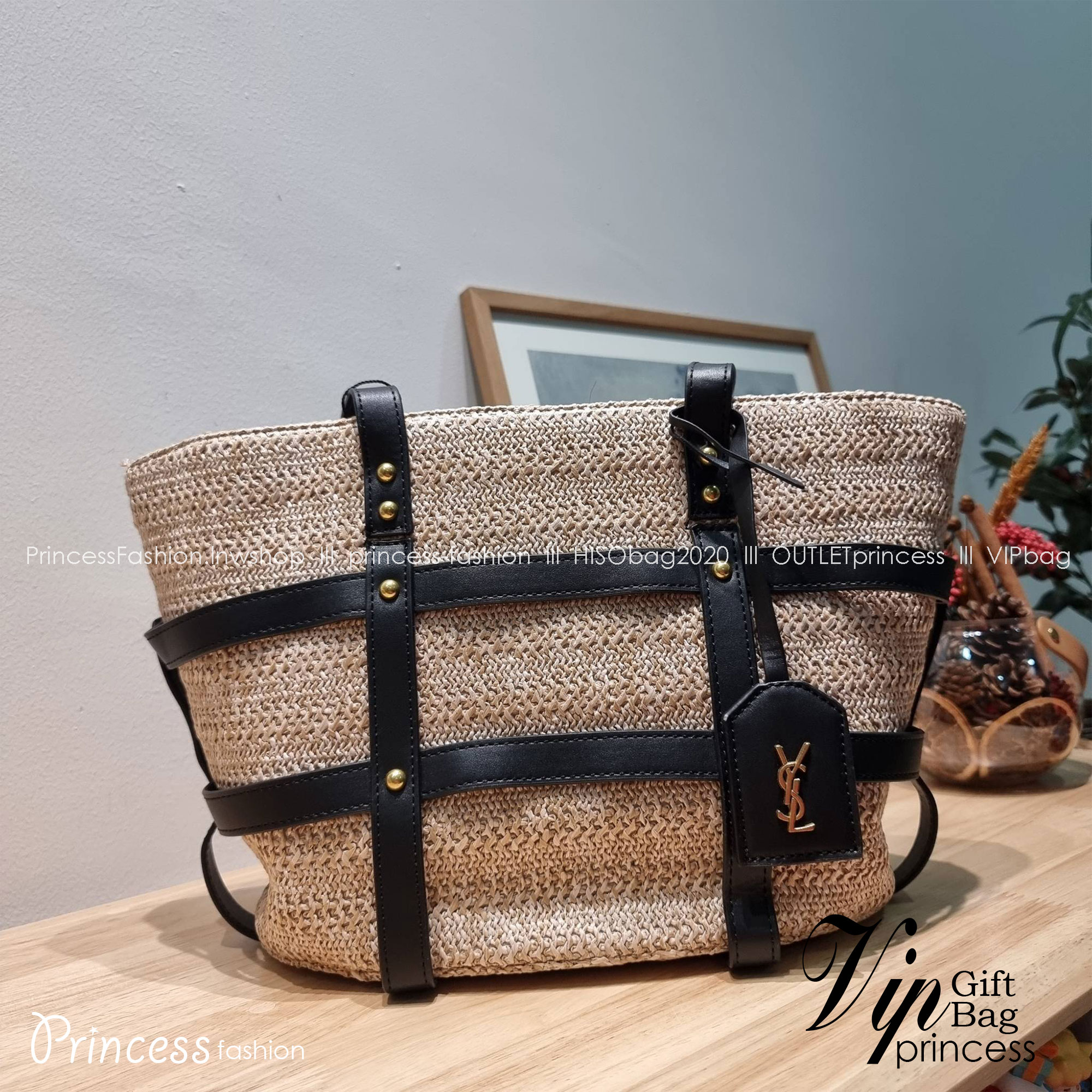 YSL PANIER STUDDED LEATHER TRIMMED WOVEN RAFFIA สวยไม่ซ้ำใคร ใหม่ที่สุด กับกระเป๋าสะพายสานทรงยูนีค ที่เติมดีเทลความหรูด้วยสายหนังคาดตกแต่ง ดูแพงไปอีก