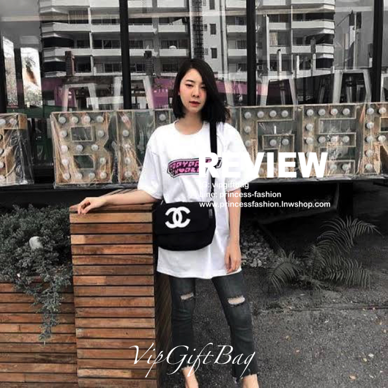 สีดำ MUST HAVE ITEM 2019 !! รุ่นยอดฮิตของ *วัยรุ่นสายสตรีท ทั่วโลก จากงาน CHANEL VIP GIFT *ของแท้100% *มีป้ายNOTFORSALE เป็นกระเป๋า ใบสวยรุ่นหายาก ขนาดกำลังดี ใช้ได้ทั้งหญิงชายเลยค่ะ ขนเฟอร์นิ่มมากกก เก็บของอย่างดี น้ำหนักเบา ด้านในมีช่องใส่ของจุกจิก MIX