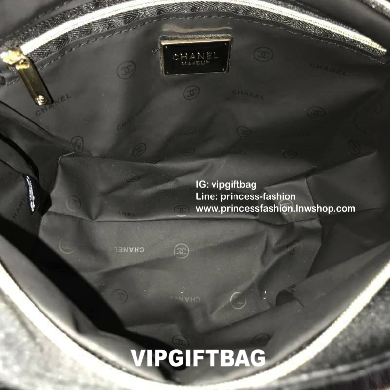 Chanel Beaute Black Sequin Shopping Bag กระเป๋าสะพาย ShoppingBag พรีเมี่ยมกิ้ฟ Limited Edition ของแท้นำเข้าจากเคาน์เตอร์ Chanel Beaute รุ่นใหม่ขนาดมินิประดับคริสตัลสีดำโลโก้ CC สุดคลาสสิคเปิดปิดด้วยซิปหัวซิปแบรนด์ ภายในมีโลโก้และช่องซิป ซับใน Polyester 10