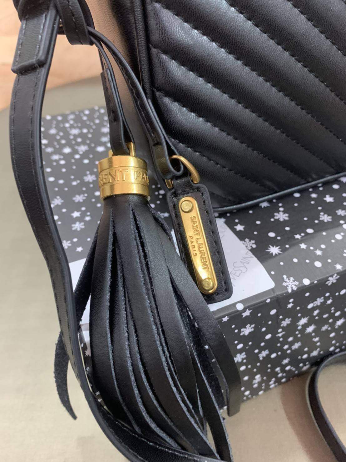 Anatomy of YSL Camera Bag G VIP GIFT WITH PURCHASE (GWP) พรีเมี่ยมกิ๊ฟ Limited Edition จาก Saint Laurent กระเป๋าสะพายแบรนด์ดังสุดฮิต รุ่น Camera Bag เป็นอีกหนึ่ง Item ยอดนิยมสำหรับสาวๆ ที่รักความคล่องแคล่ว มีจุดเด่นทั้งในเรื่องการออกแบบกระเป๋า ที่สามารถนำ
