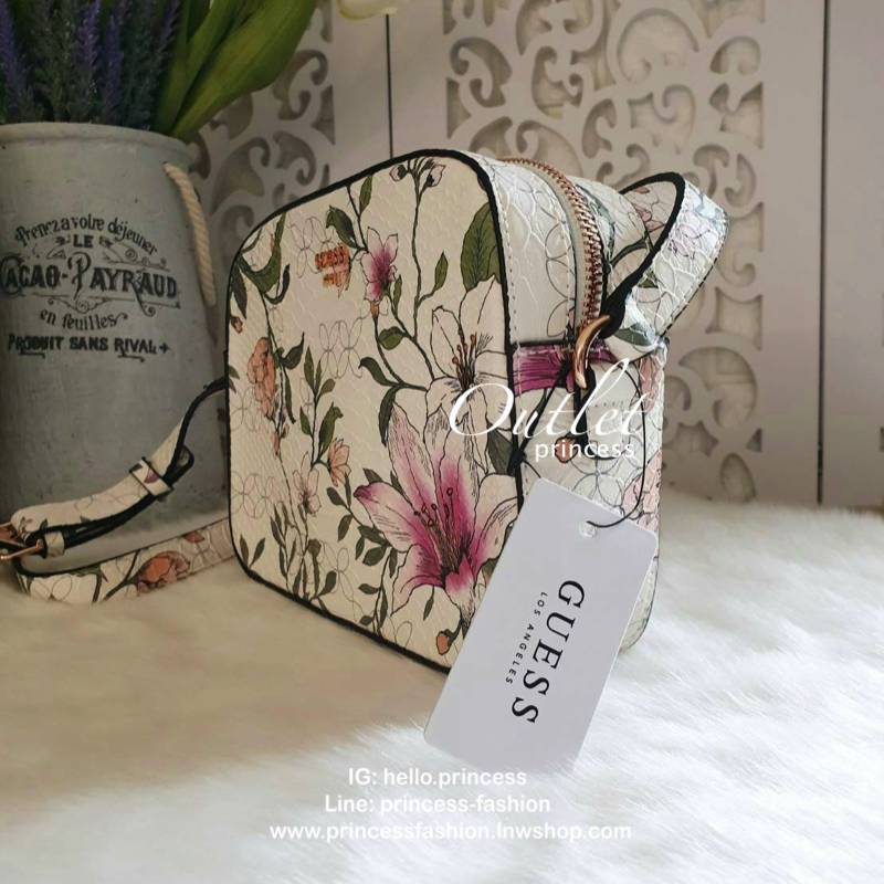 GUESS FLORA CROSSBODY BAG กระเป๋าสะพายหนังพิมพ์ลายดอกไม้อะไหล่สีโรสโกลด์ดูอ่อนหวาน ด้านหน้าติดโลโก้แบรนด์ เปิดปิดด้วยซิป ด้านในโล่งกว้าง มีช่องซิปเล็ก สามารถใส่กระเป๋าสตางค์ใบยาว มือถือ ของจุกจิกได้เยอะ ขนาดกำลังดีนะคะ ตัวจริงสวยน่าใช้มากๆค่า