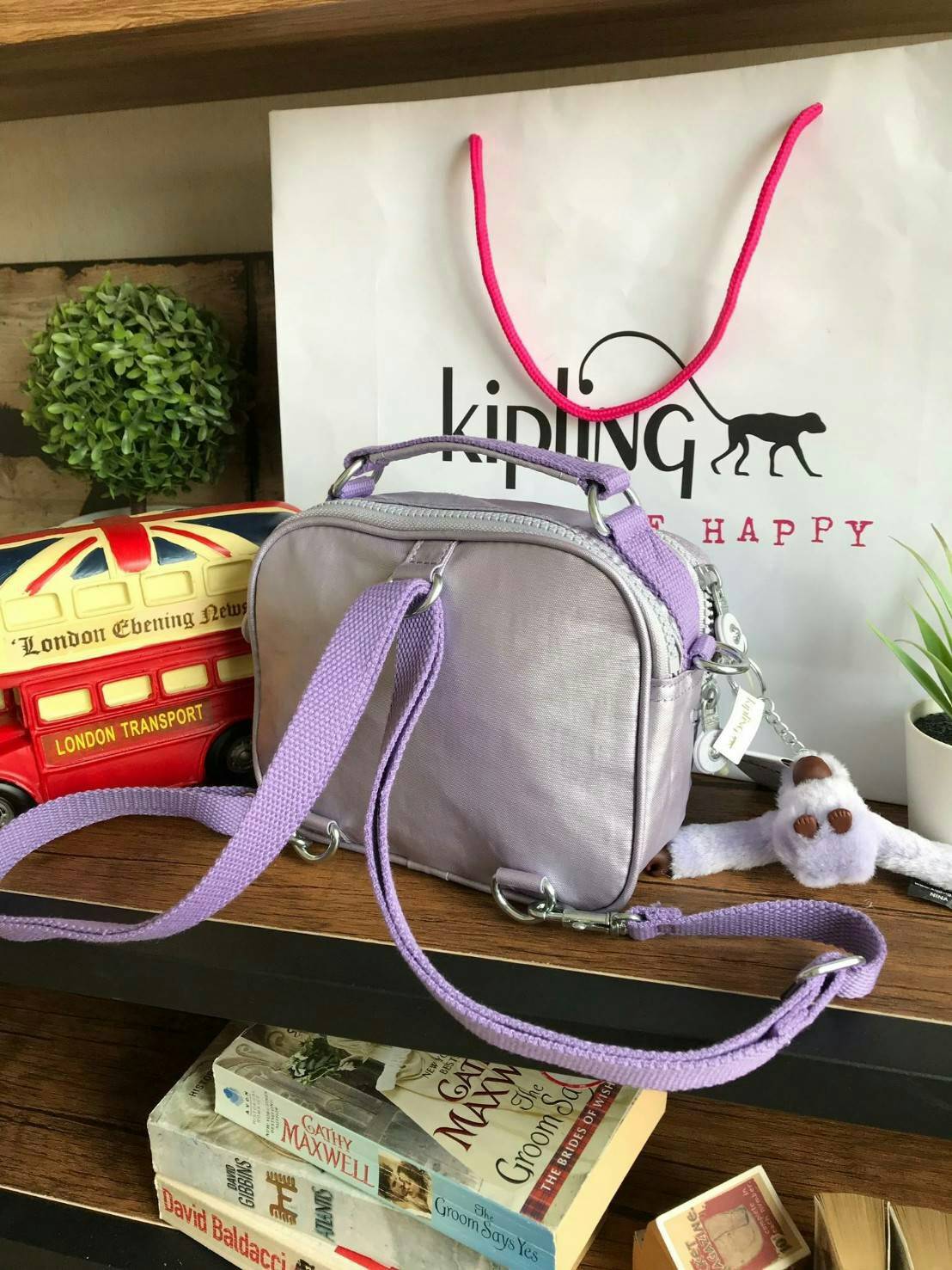 💕 Kipling Messenger Bag กระเป๋าสะพายทรงเหลี่ยมรุ่นใหม่!!ขนาดมินิ สามารถสะพายสายคู่ สายเดี่ยวและเป้ มีหลายช่องใช้งาน ด้านหน้าเป็นช่องเล็กใส่ของจุกจิก ซิปคู่ด้านหน้าภายในมีช่องเล็กแยกเป็นสัดส่วน ซิปเดี่ยวด้านหลังกว้างเพิ่มช่องใส่ของได้อีก1ช่อง ขนาดก