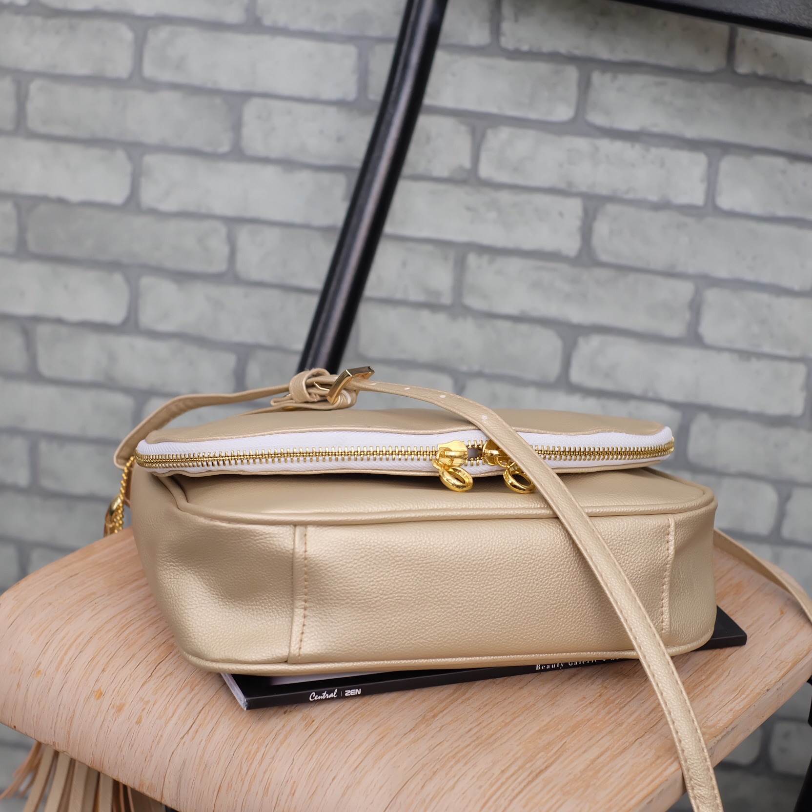 New Arrival! แบบมาใหม่ สวยๆ รับปีไก่ทองกันค่า วันนี้ทางร้าน ได้ รุ่น Limited edition จาก แบรนด์ KEEP -shoulder bag with key chain สี Light Gold มาคะ ใบนี้ แม่ค้า เฟริมว่า สวยเกินคำบรรยาย ค๊า