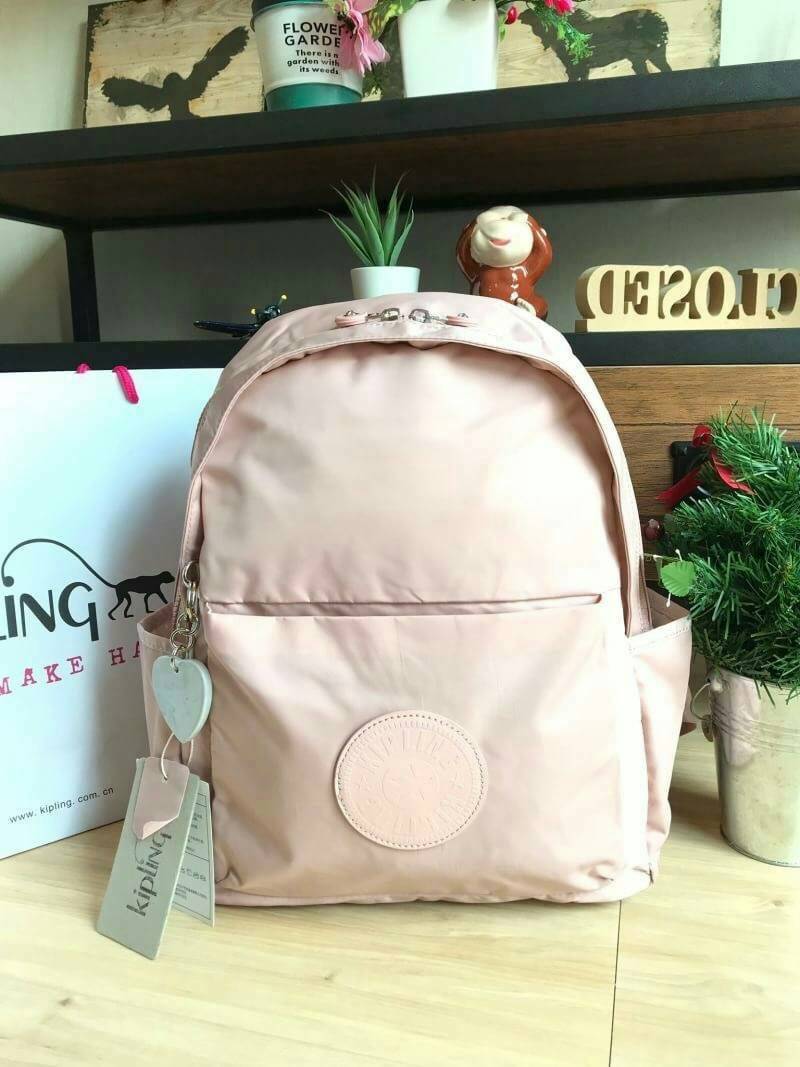 KIPLING IMMIN BACKPACK อีกcollection!ของรุ่นImmin กระเป๋าเป้สะพาย วัสดุPolyamide100% กันน้ำได้ ขนาดกำลังดี ใช้งานได้ทุกวัน เปิดปิดด้วยซิปคู่ ภายในมีช่องแยกเป็นสัดส่วน ประดับพวงกุญแจรุปหัวใจลายหินอ่อน ถอดแยกใช้งานได้ ราคาสุดคุ้มเลยคร้า!!