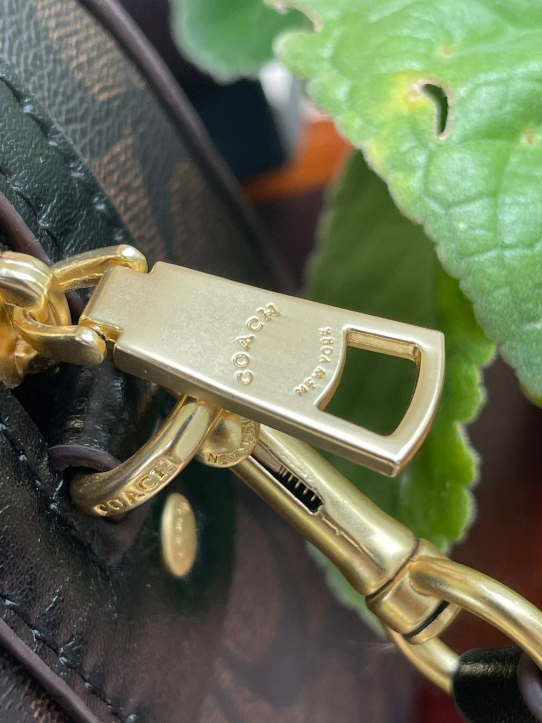 COACH Signature Canvas Rowan Satchel Crossbody จุดเด่นของกระเป๋าทรงsatchel bag คือรูปทรงของกระเป๋าดูแข็งแรง มั่นคง ไม่เสียทรงง่าย มาพร้อมหูหิ้วที่ด้านบนของกระเป๋า ลายแคนวาสที่เป็นซิกเนเจอร์แบบเอกลักษณ์ ช่องใช้งานทุ้งภายในและภายนอก นอกจากนี้ กระเป๋าประเภทน