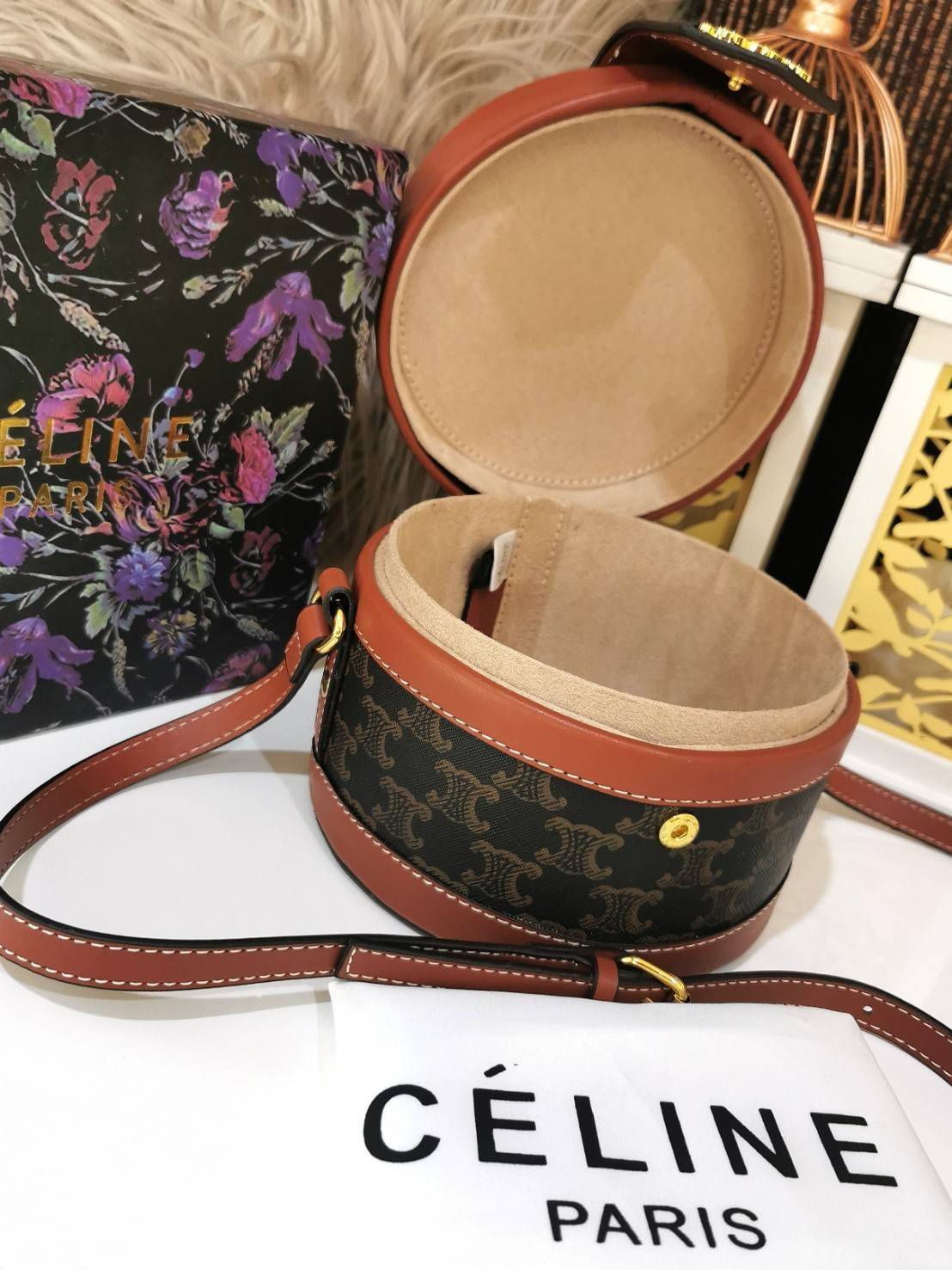 CELINE CROSSBODY BAG VIP GIFT WITH PURCHASE (GWP) พรีเมี่ยมกิ๊ฟ Limited Edition จาก CELINE PERFUME DUTY FREE COUNTER วัสดุ TRIOMPHE CANVAS & LEATHER ทรงกลมสวยหรูอยู่ทรงเปิดปิดด้วยฝาปิดกระดุมโลโก้แบรนด์
