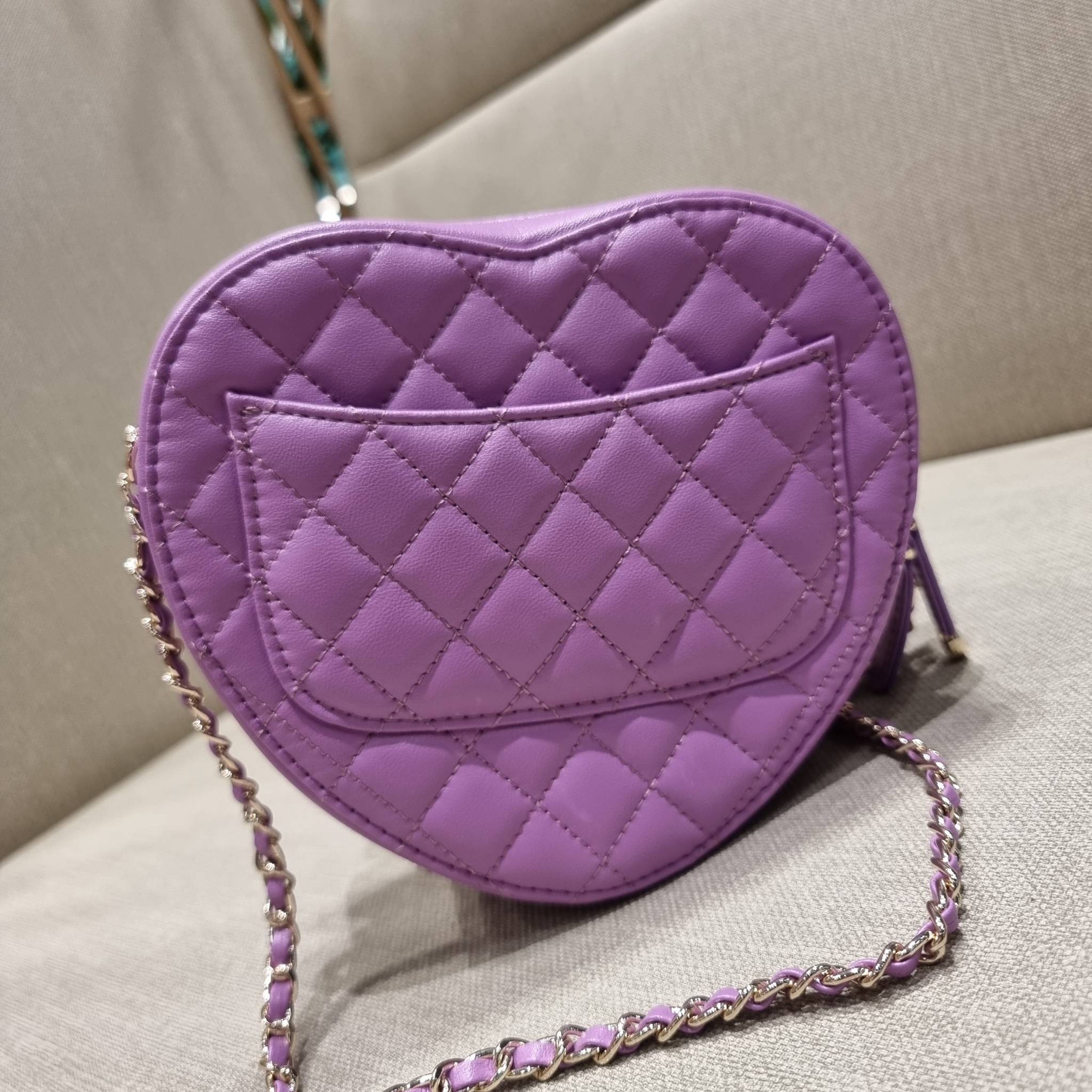 CHANEL Heart Bag Lambskin & Gold-Tone Meta ใหม่มาก สวยมาก มงมาก!! กระเป๋าสะพายสุดคิ้วท์ ที่ดีไซน์รูปทรงหัวใจไม่ซ้ำใคร น่ารักทุกสี น่าใช้ไปเลยแม่!! วัสดุหนังแกะฟอกสี เปิด-ปิดด้วยซิป ด้านหน้ามีช่องเก็บของจุกจิก ภายในเป็นช่องโล่ง ใส่มือถือ ใส่กระเป๋าสตางค์สั